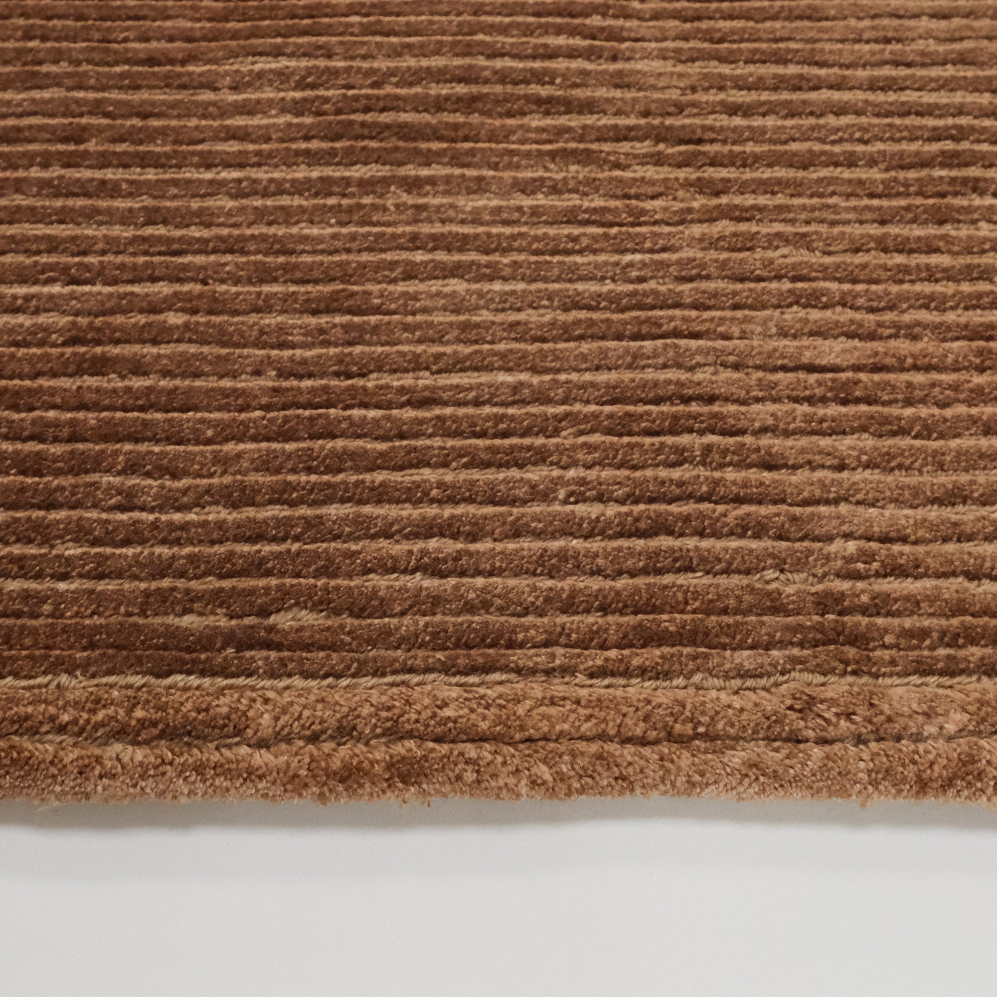 El Dokuma Çizgi Desenli Bakır Halı