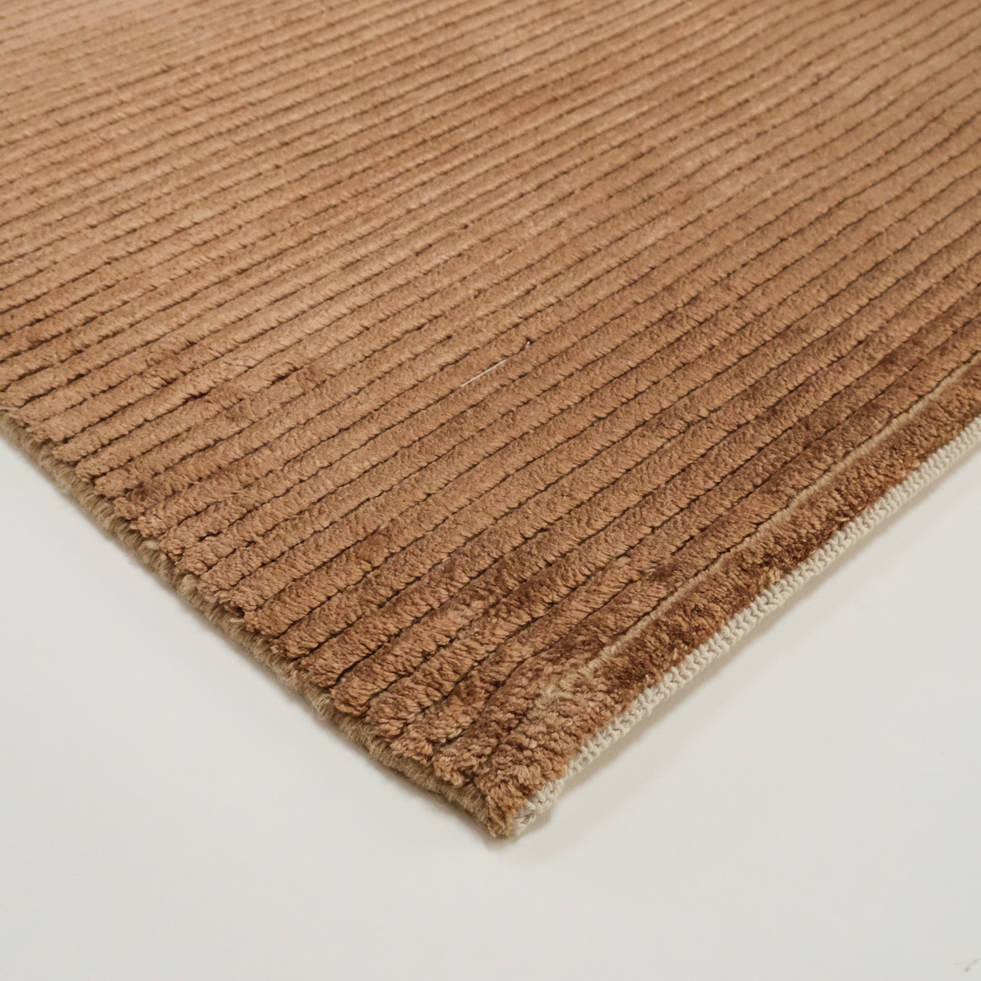 El Dokuma Çizgi Desenli Bakır Halı