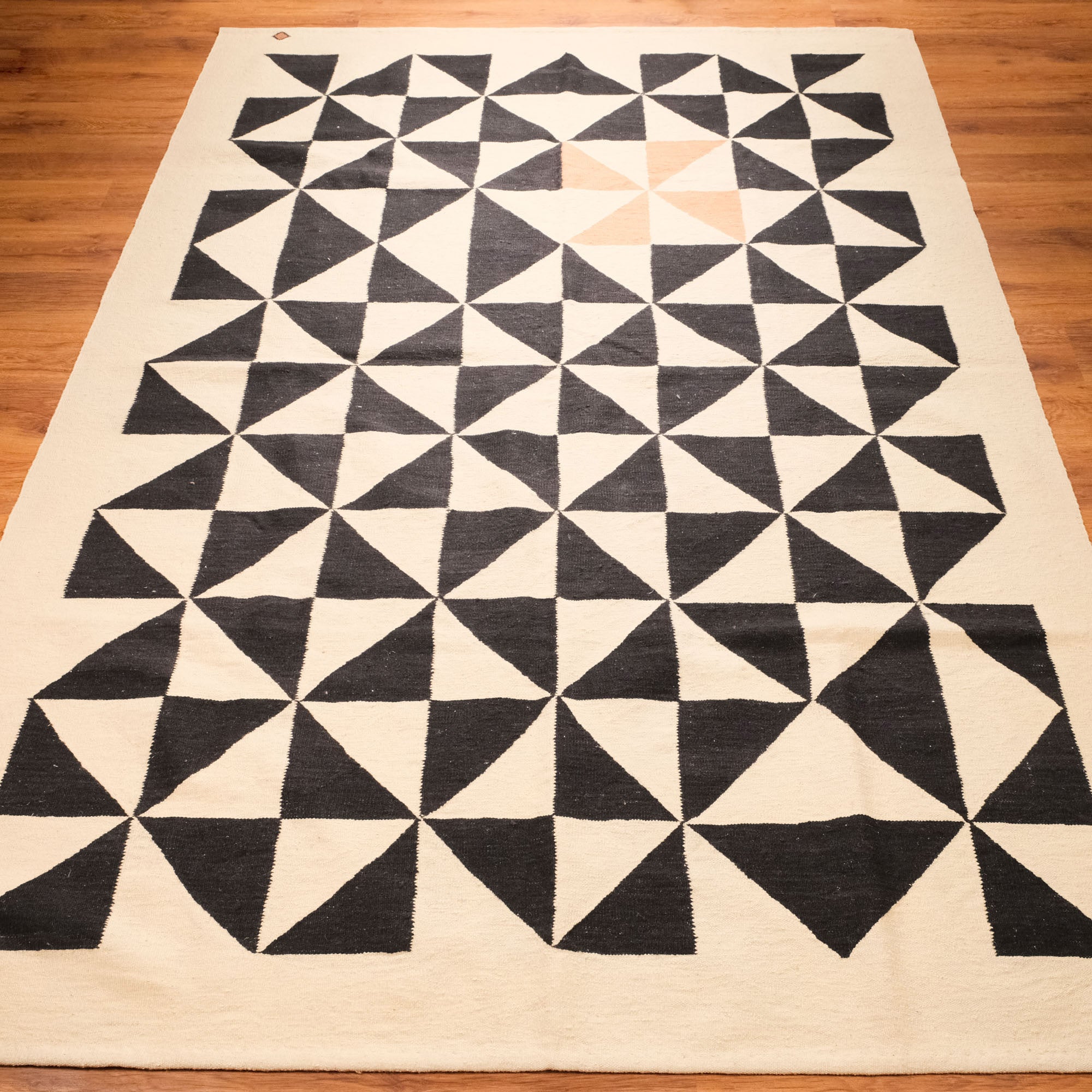 El Dokuma Geometrik Desenli Krem Halı