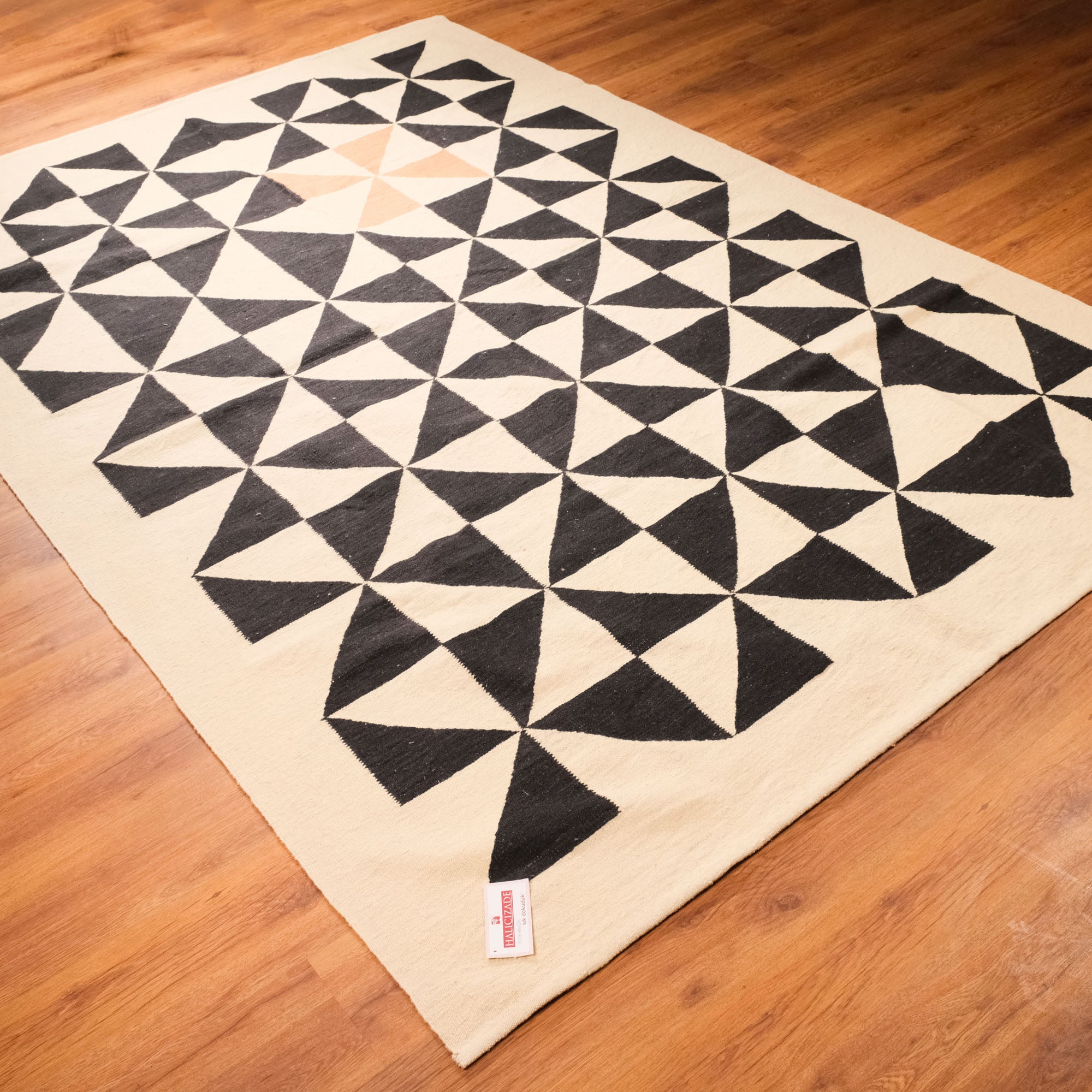 El Dokuma Geometrik Desenli Krem Halı