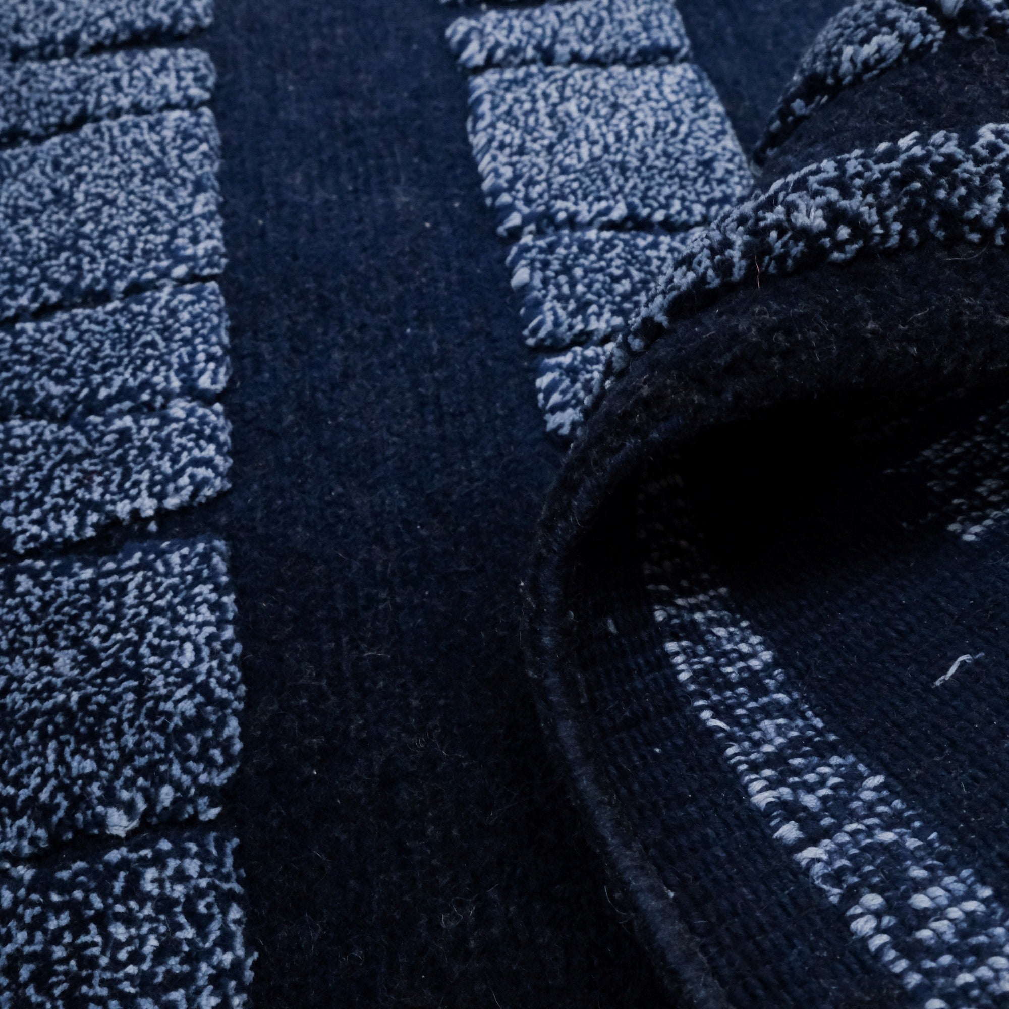 El Dokuma Geometrik Desenli Lacivert Yün Halı