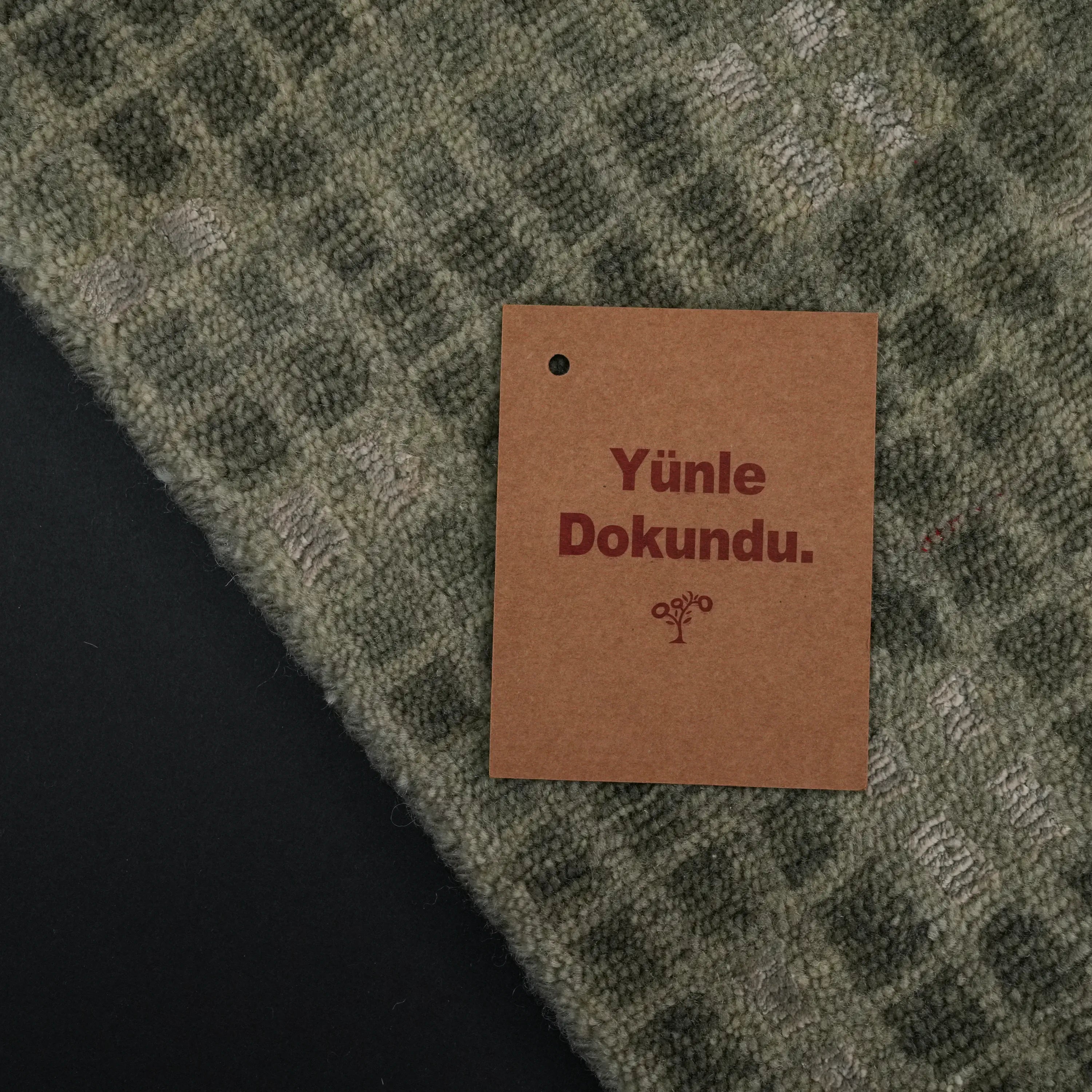 El Dokuma Geometrik Desenli Yün Yeşil Halı