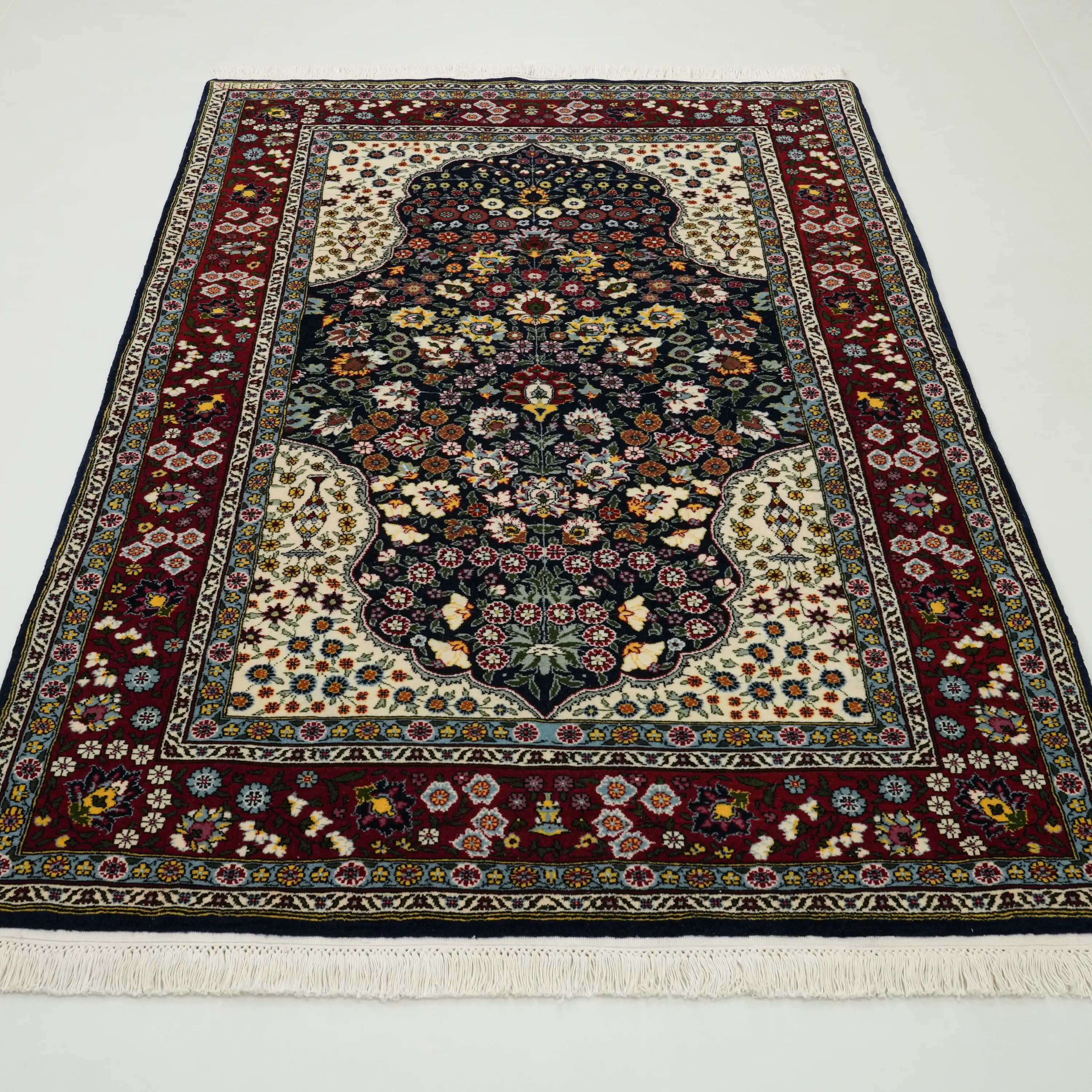 El Dokuma Hereke Desenli Lacivert Yün Halı