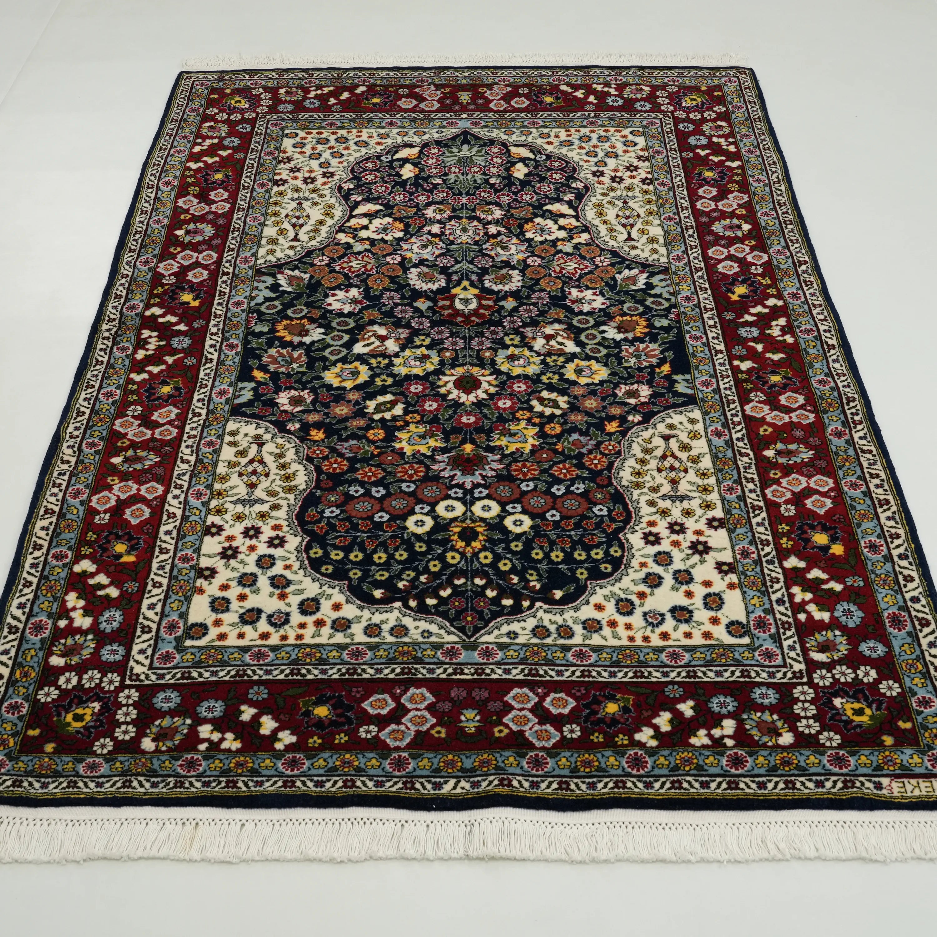 El Dokuma Hereke Desenli Lacivert Yün Halı