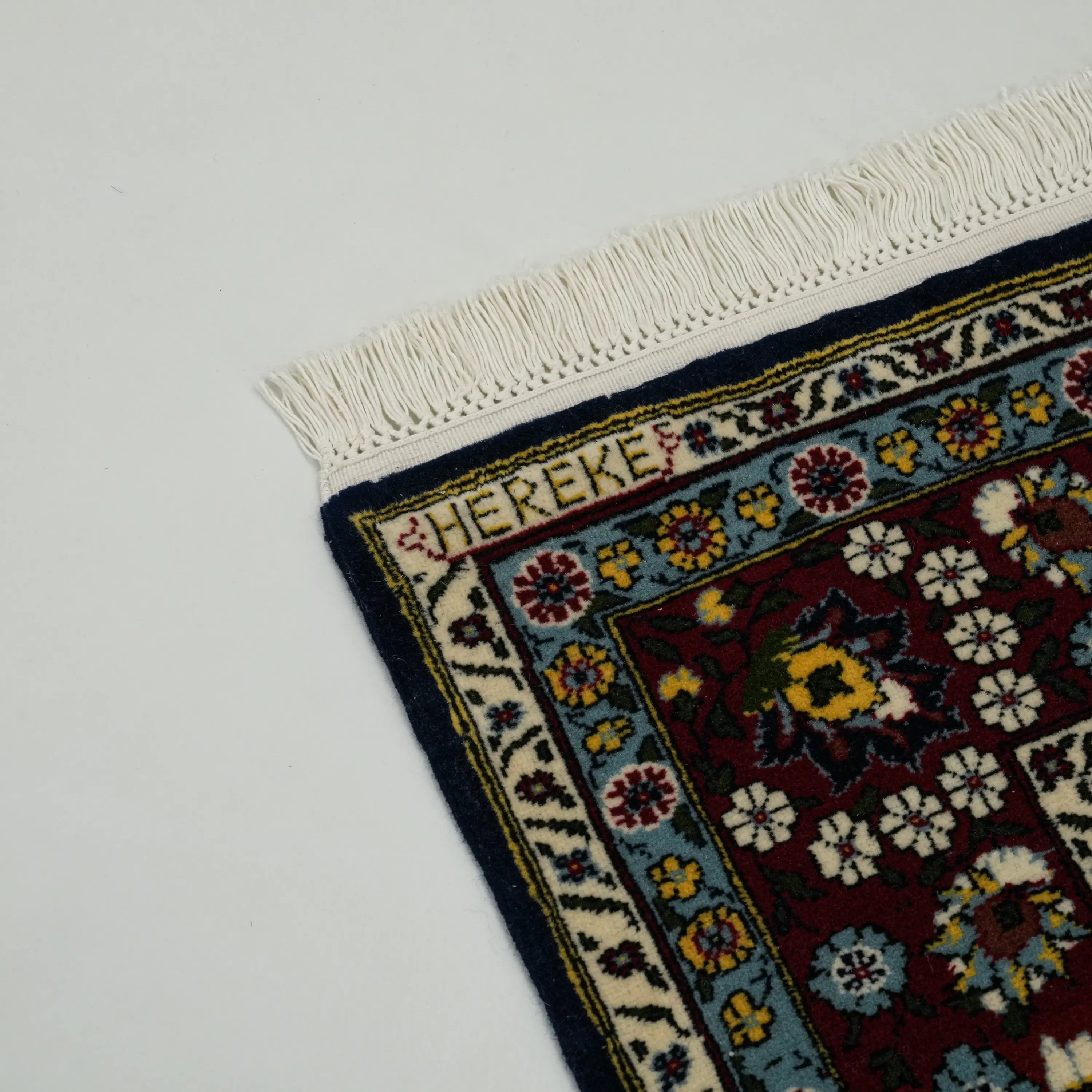 El Dokuma Hereke Desenli Lacivert Yün Halı