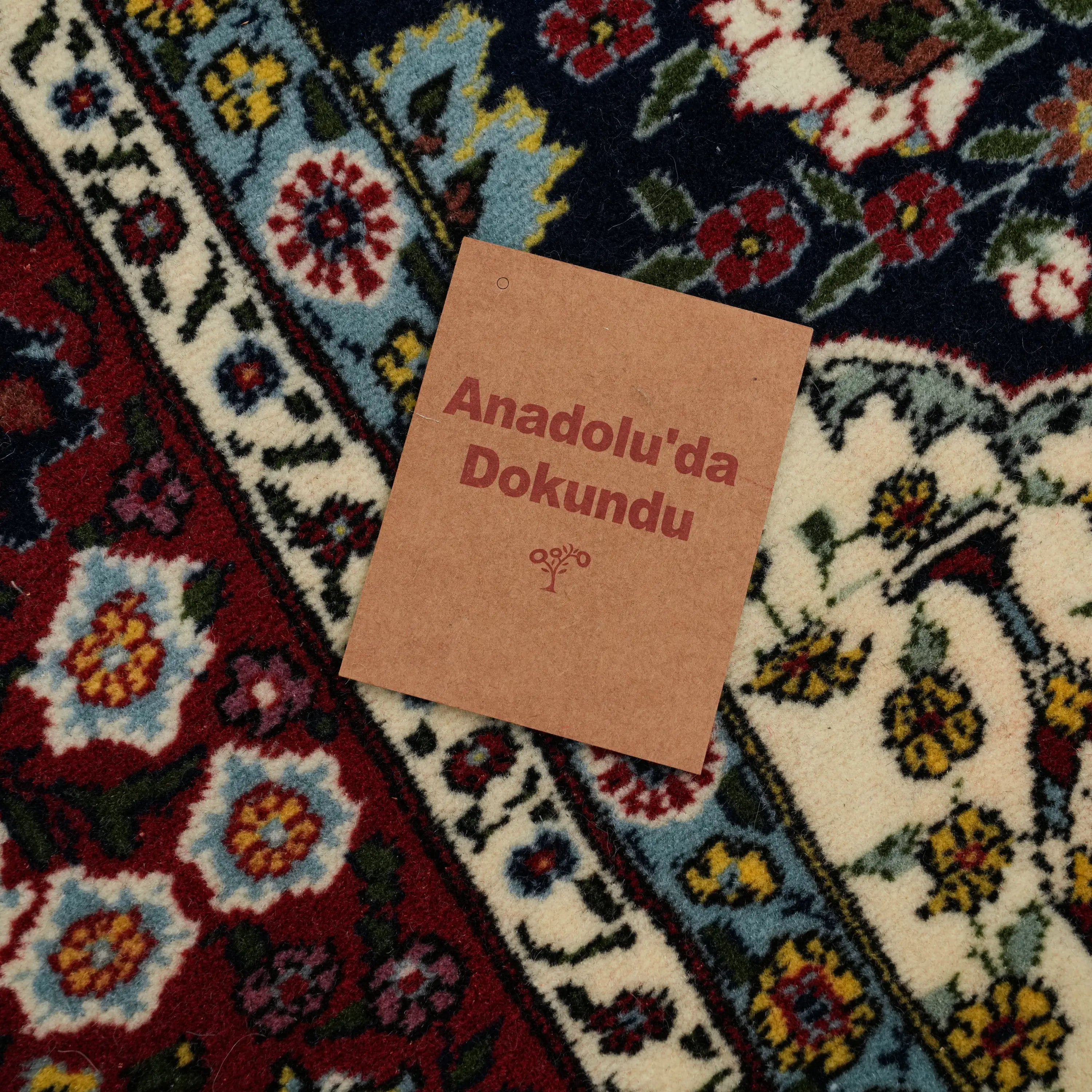 El Dokuma Hereke Desenli Lacivert Yün Halı