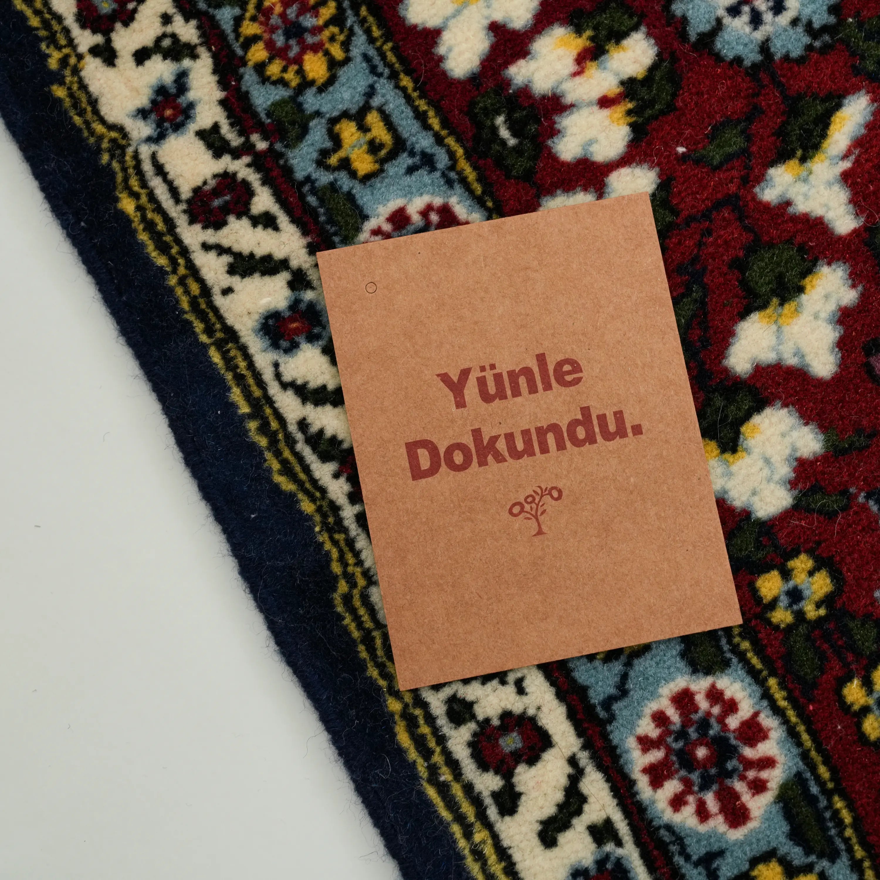 El Dokuma Hereke Desenli Lacivert Yün Halı