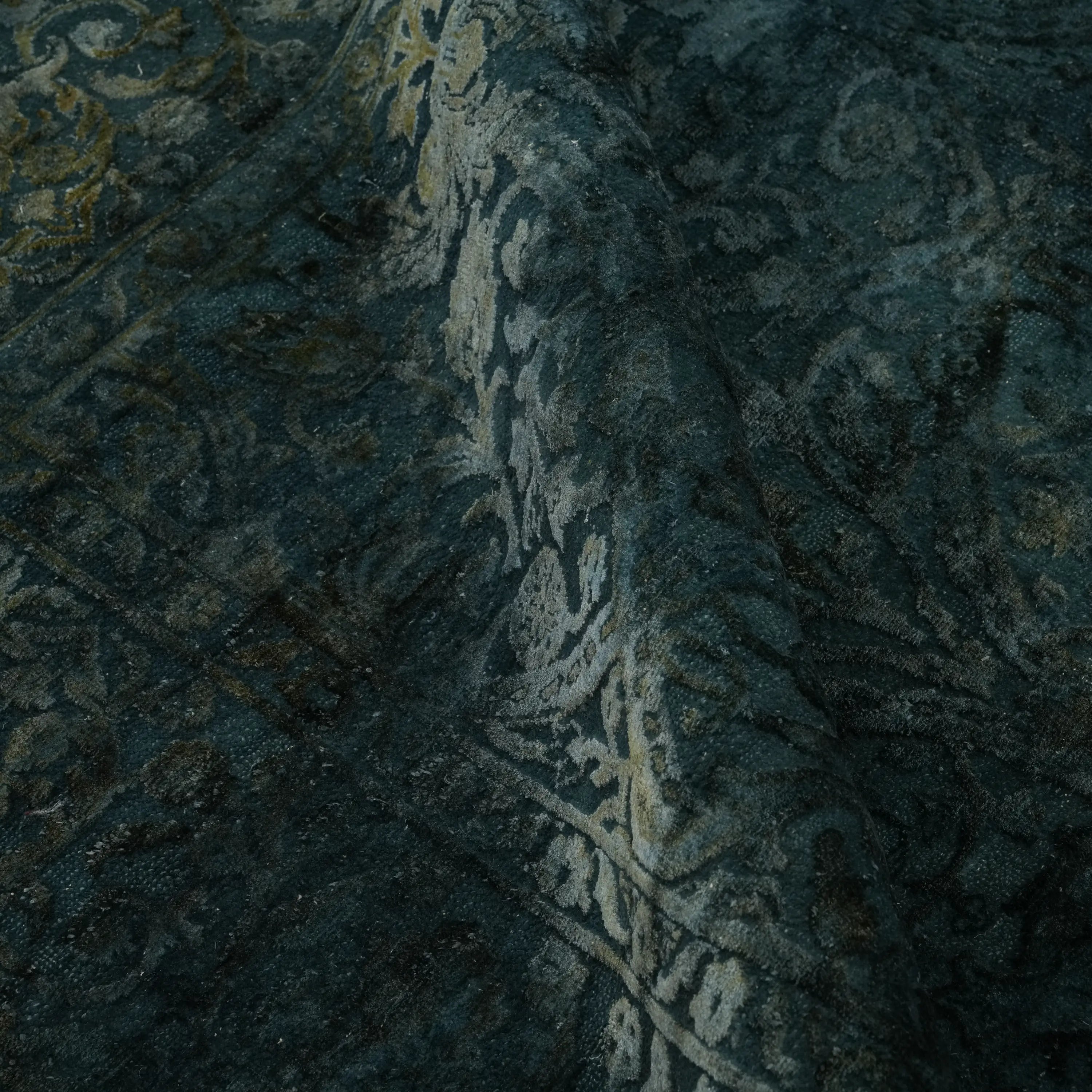 Vintage Design Hand Woven Carpet