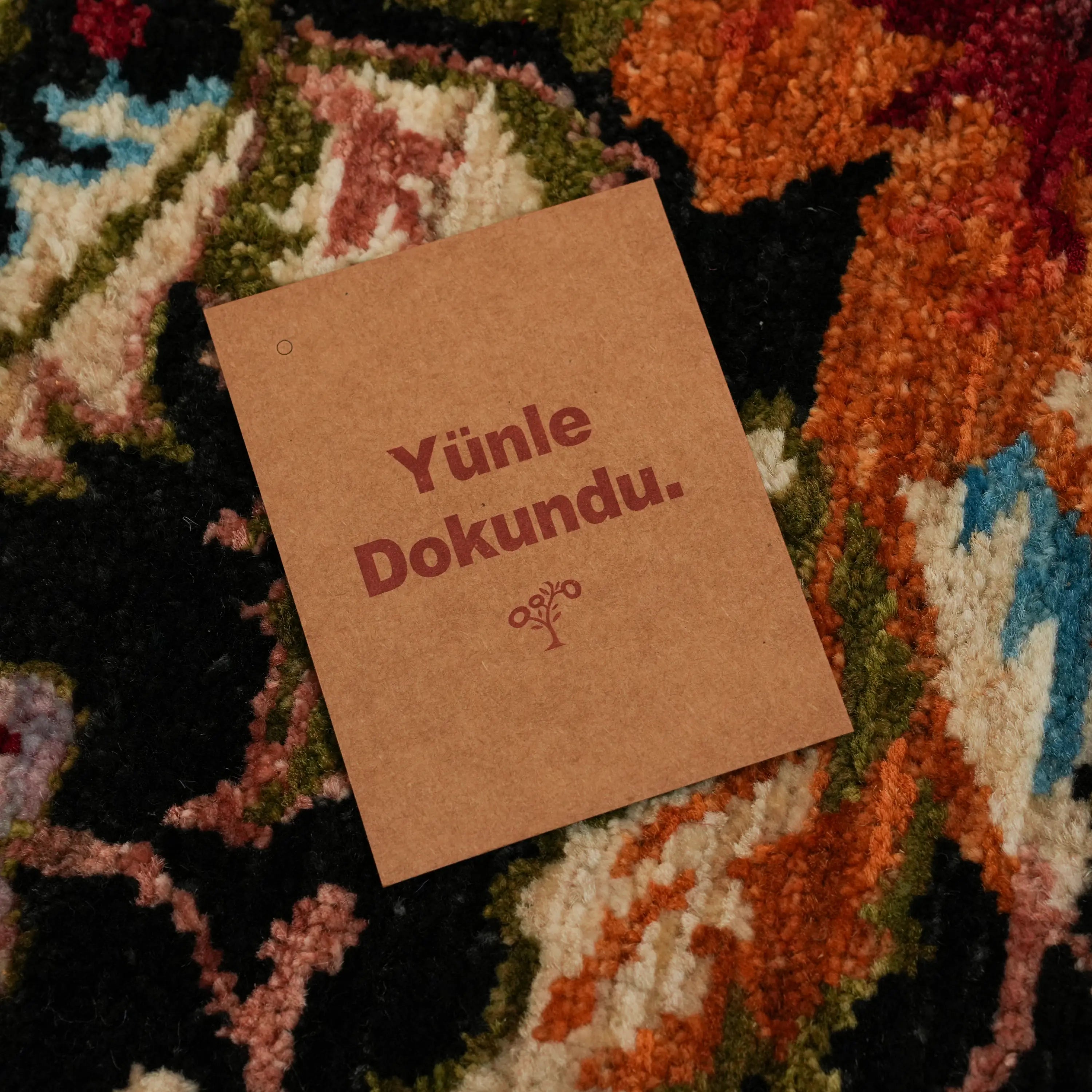 El Dokuma Karabağ Desenli Siyah Yün Halı