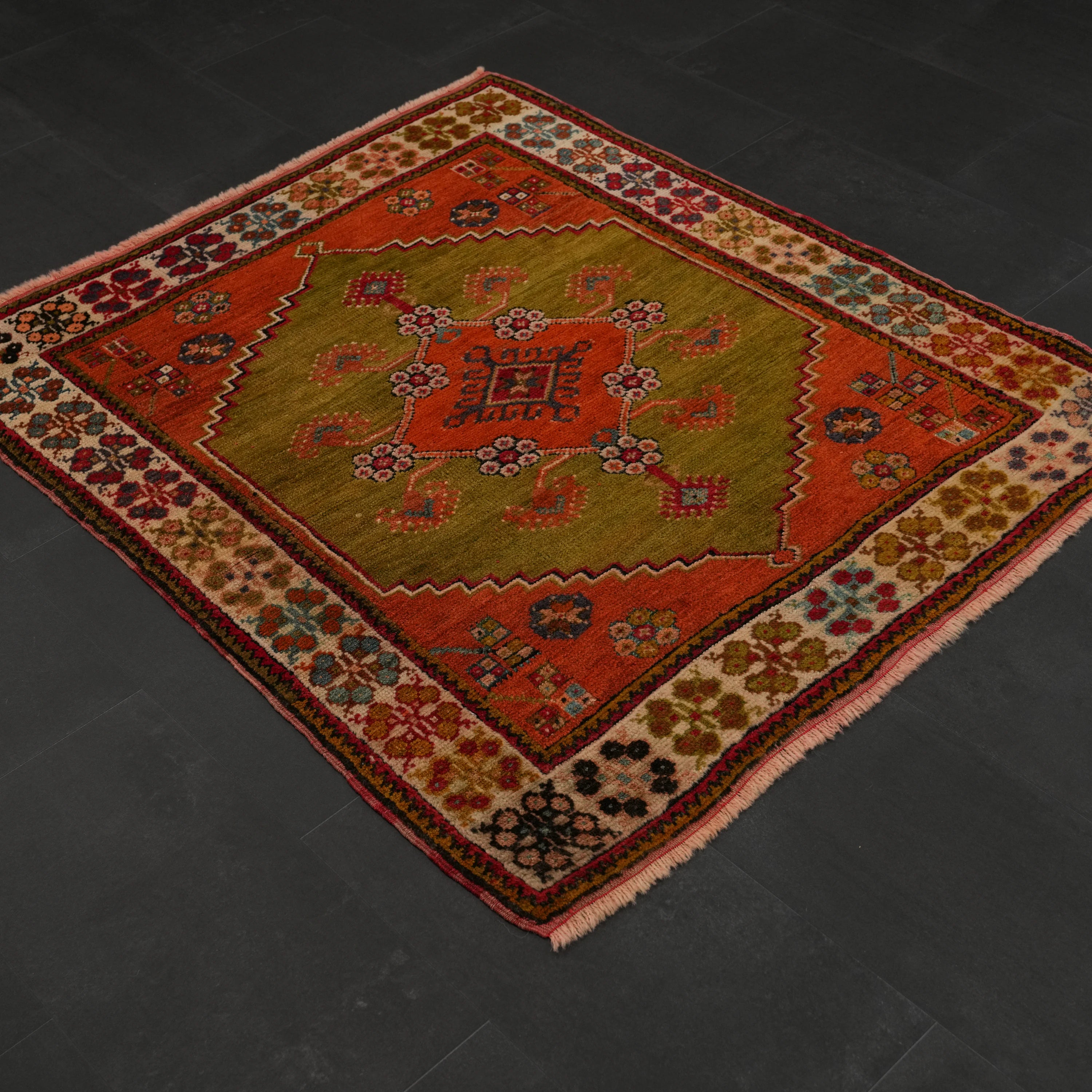 El Dokuma Kök Boyalı 90+ Yaş Afyon Antik Dazkırı Halısı