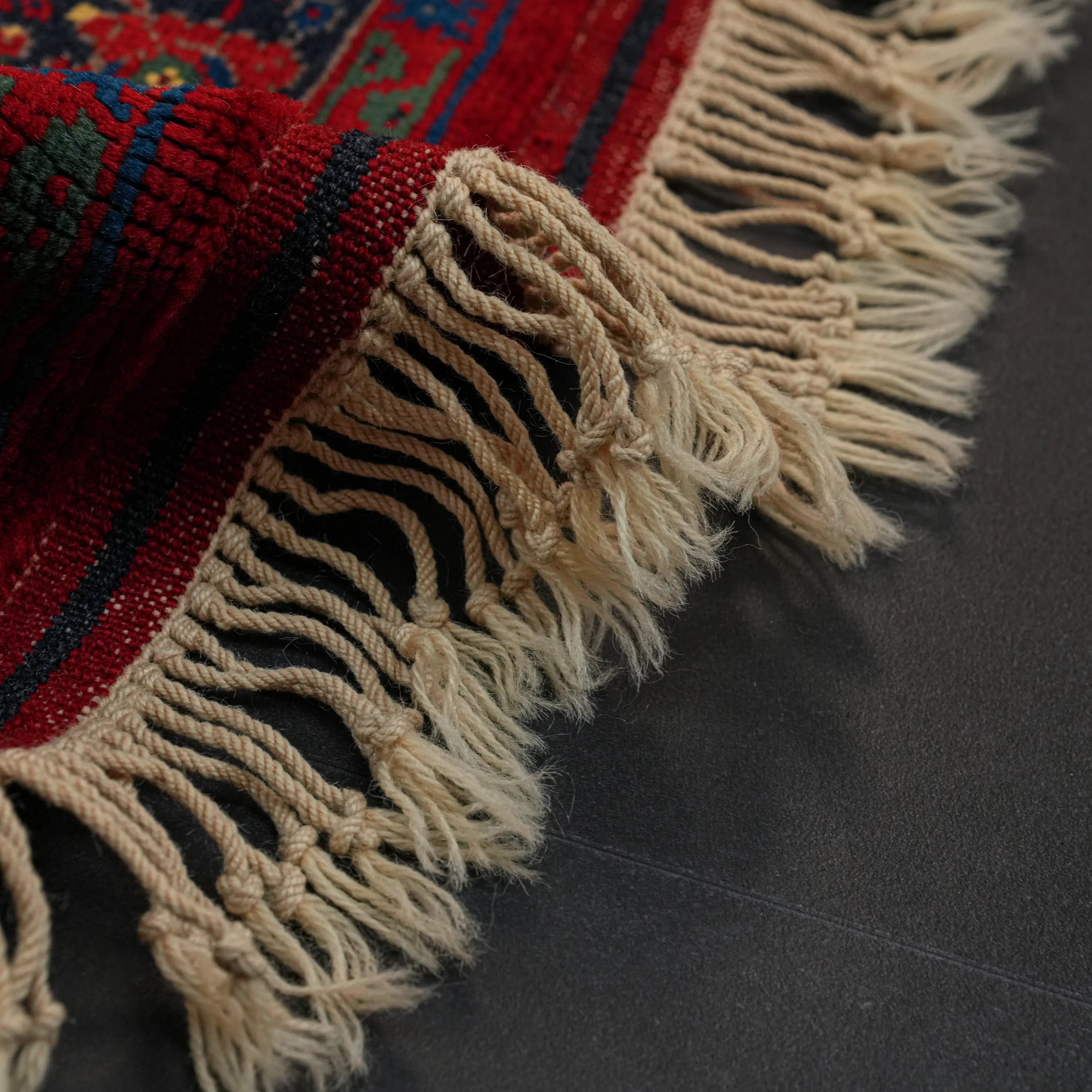 El Dokuma Madalyon Uşak Desenli Özel İmalat Kök Boyalı Yün Halı