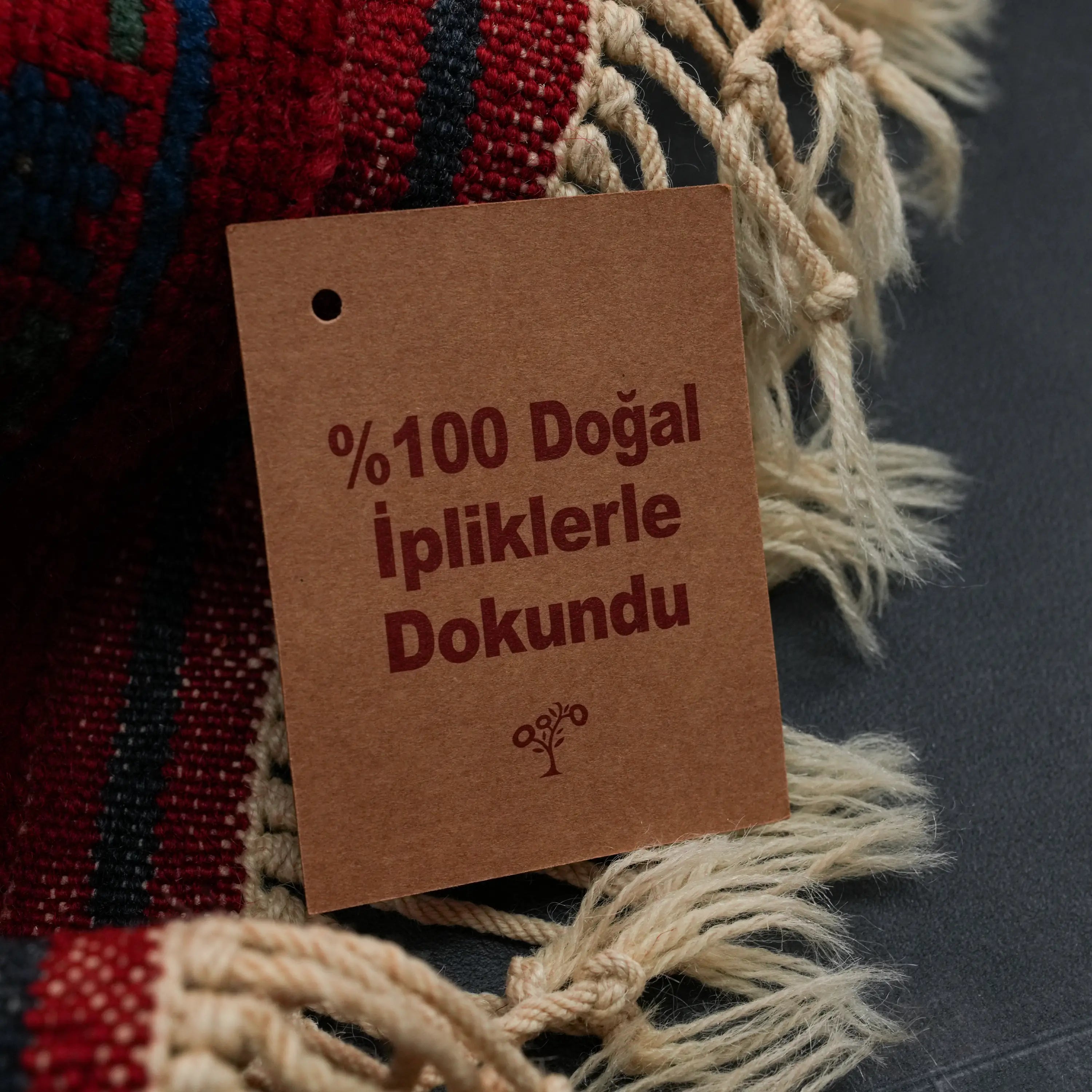 El Dokuma Madalyon Uşak Desenli Özel İmalat Kök Boyalı Yün Halı