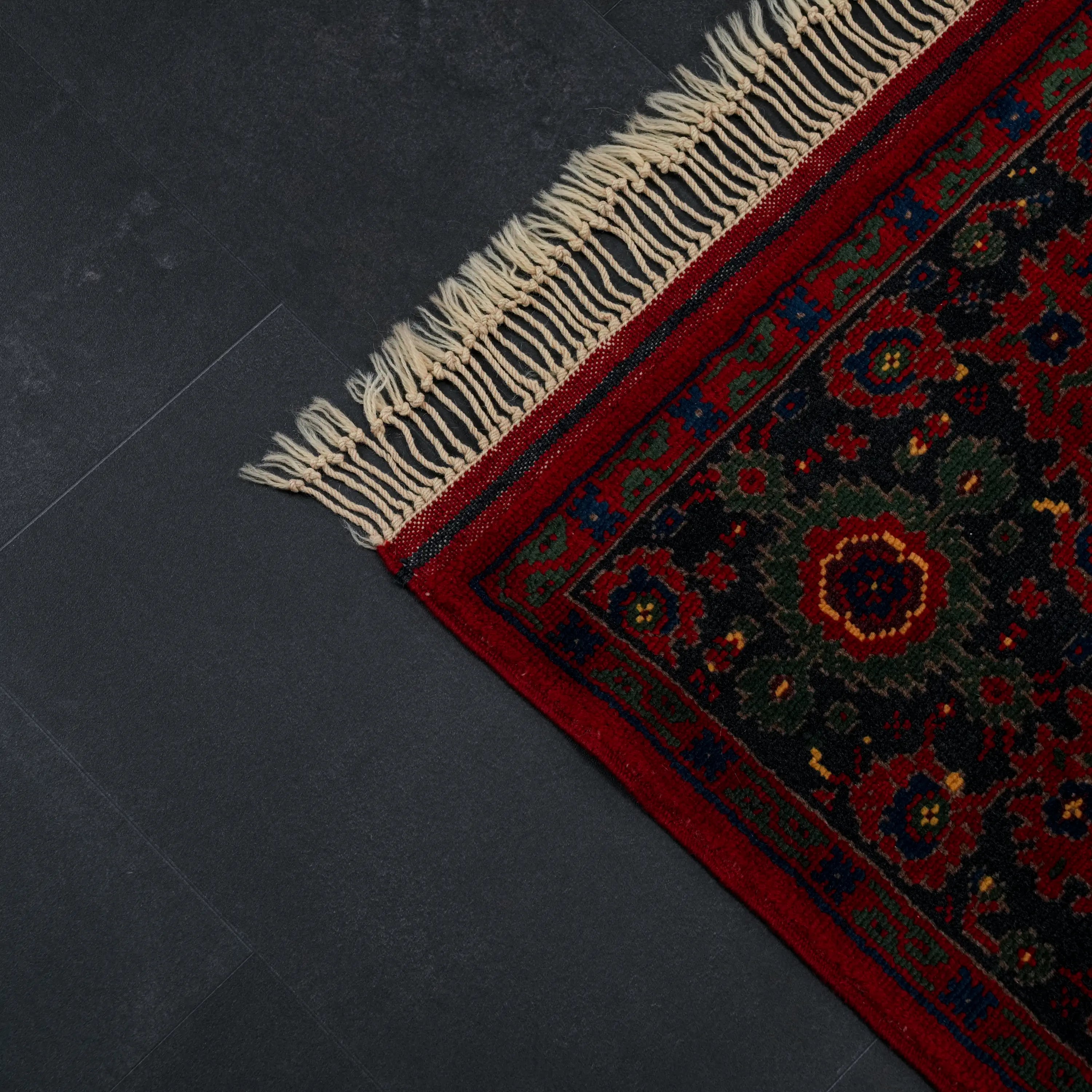 El Dokuma Madalyon Uşak Desenli Özel İmalat Kök Boyalı Yün Halı