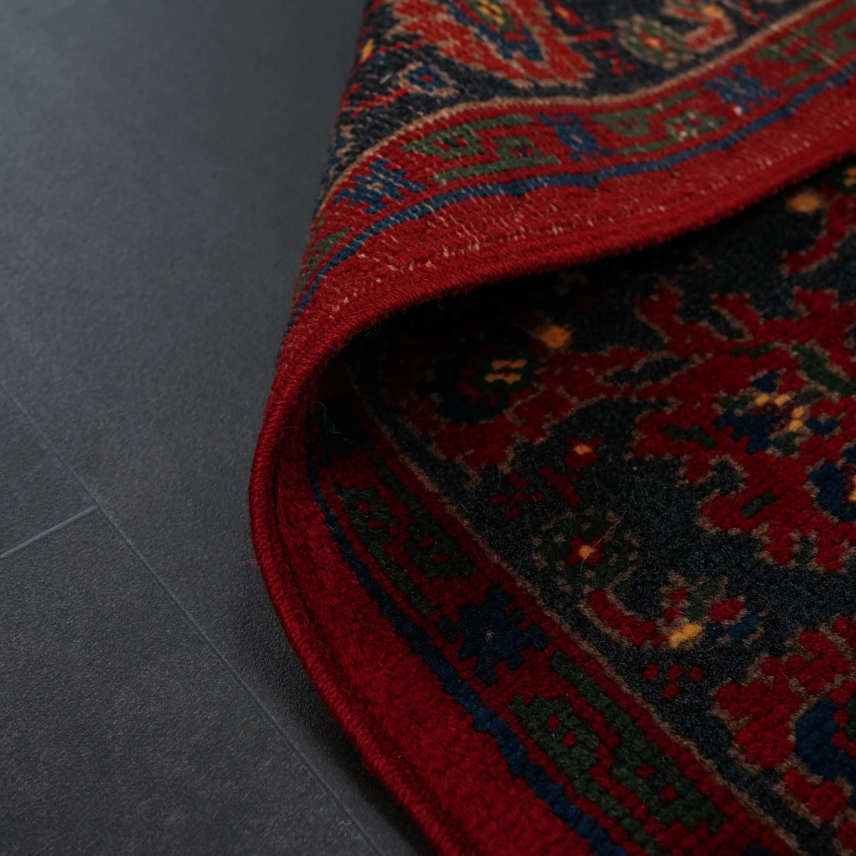 El Dokuma Madalyon Uşak Desenli Özel İmalat Kök Boyalı Yün Halı