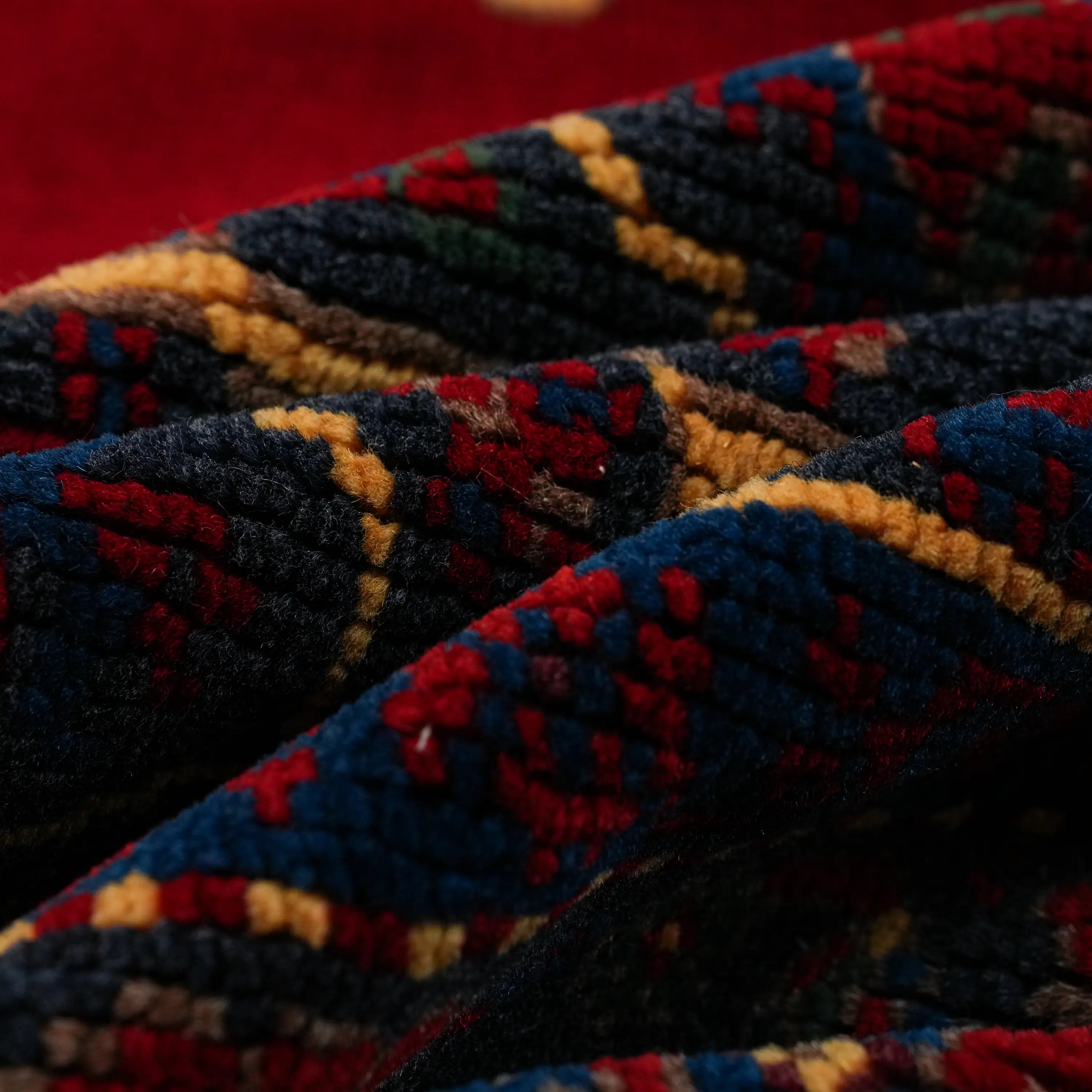 El Dokuma Madalyon Uşak Desenli Özel İmalat Kök Boyalı Yün Halı