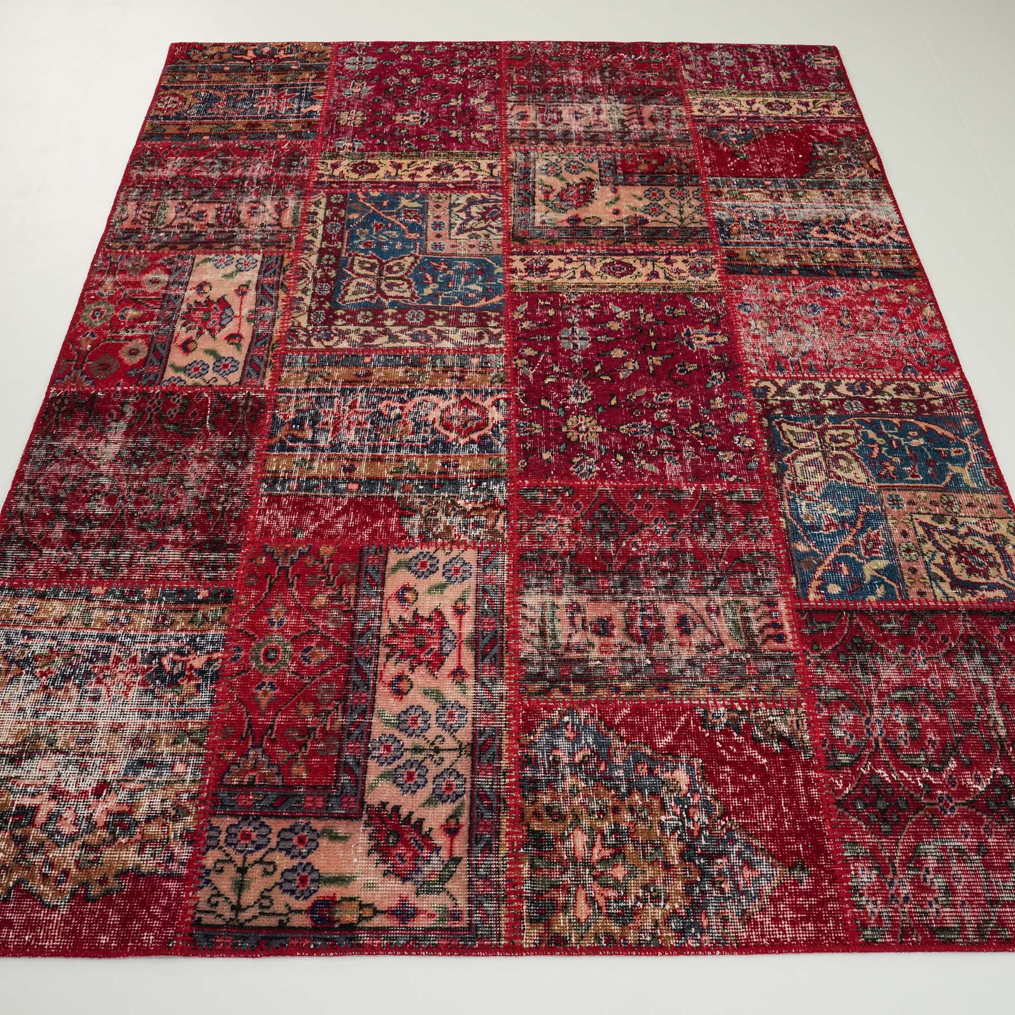 El Dokuma Patchwork Desenli Kırmızı Yün Etnik Halı