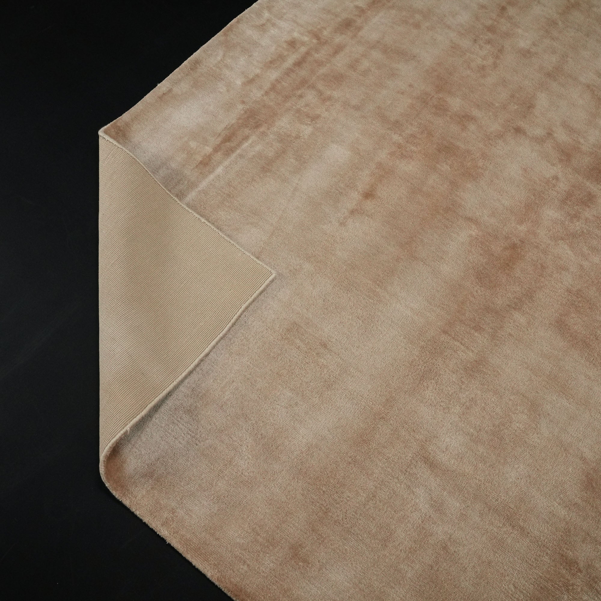 Tezgah Dokuma Sade Desenli Bej Viskon Halı