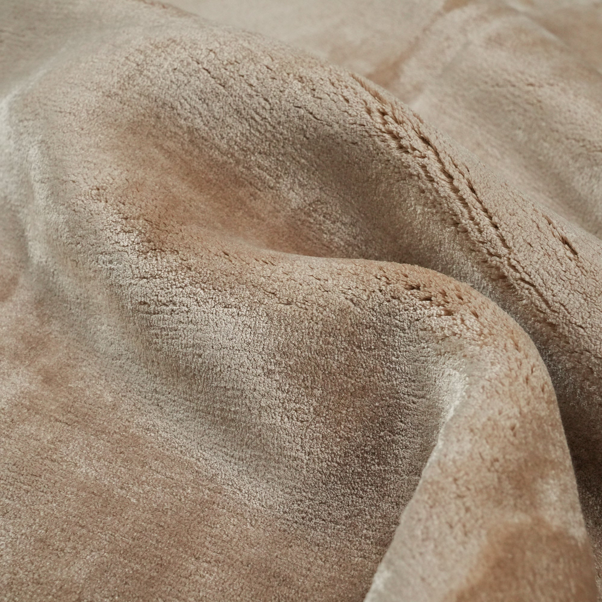 Tezgah Dokuma Sade Desenli Bej Viskon Halı