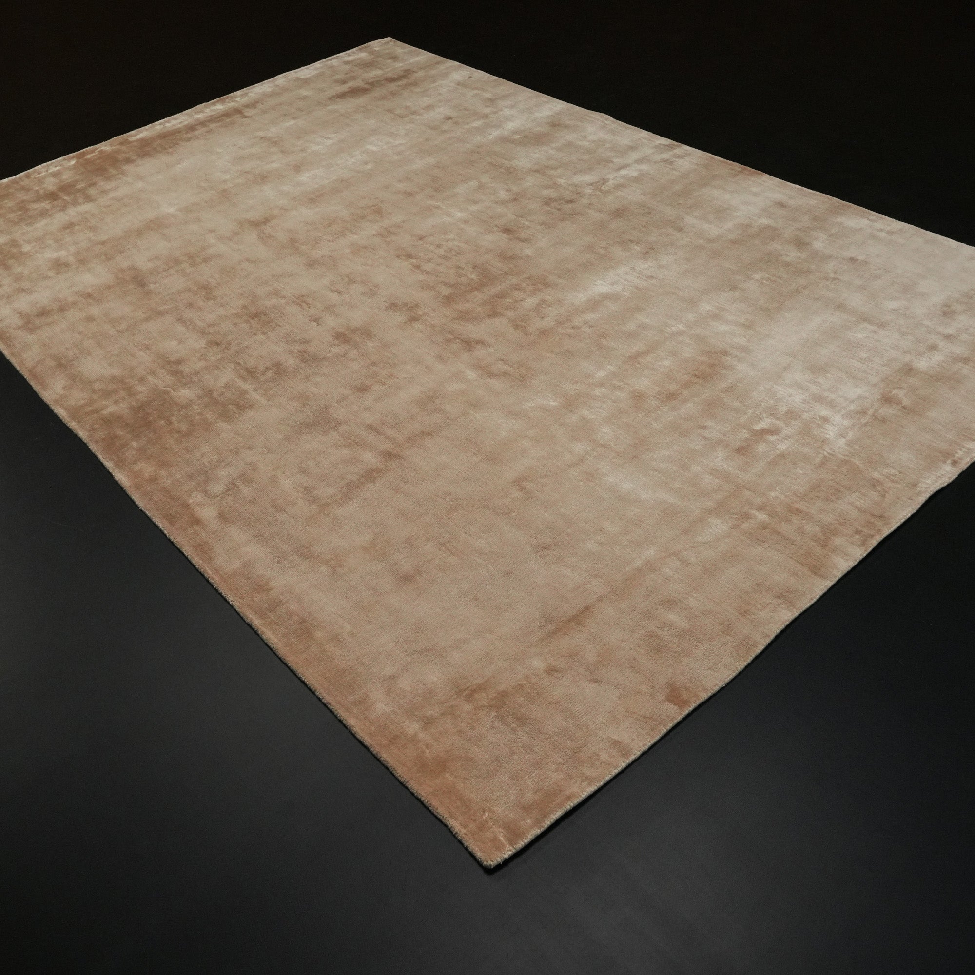 Tezgah Dokuma Sade Desenli Bej Viskon Halı