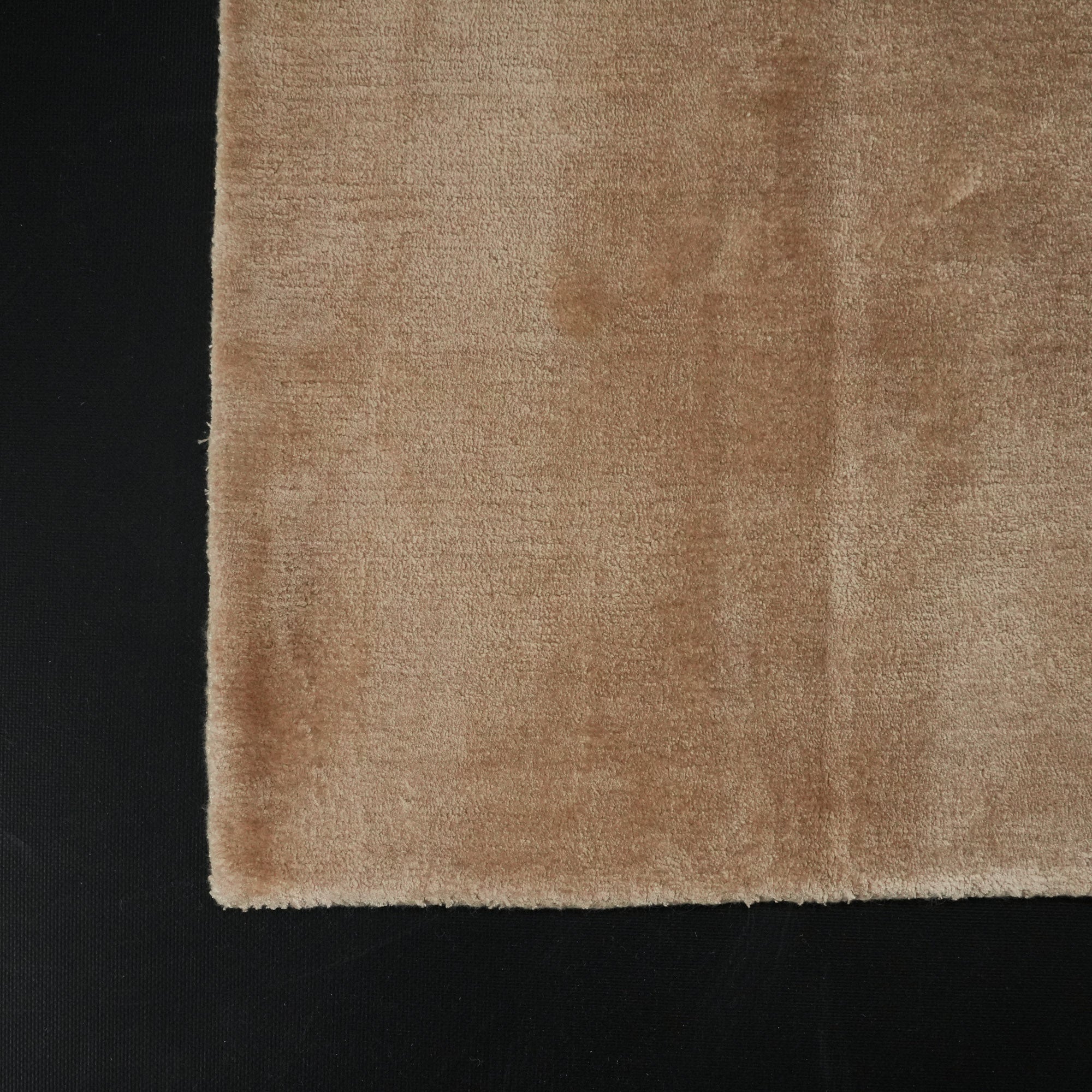 Tezgah Dokuma Sade Desenli Bej Viskon Halı