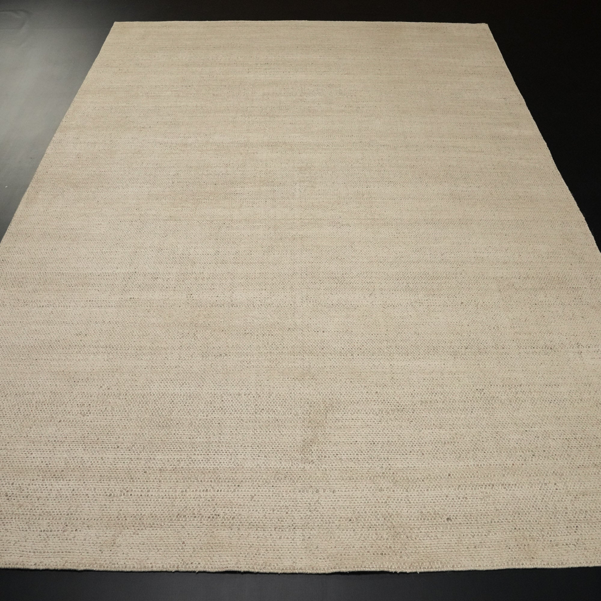 Tezgah Dokuma Sade Desenli Bej Yün Viskon Halı