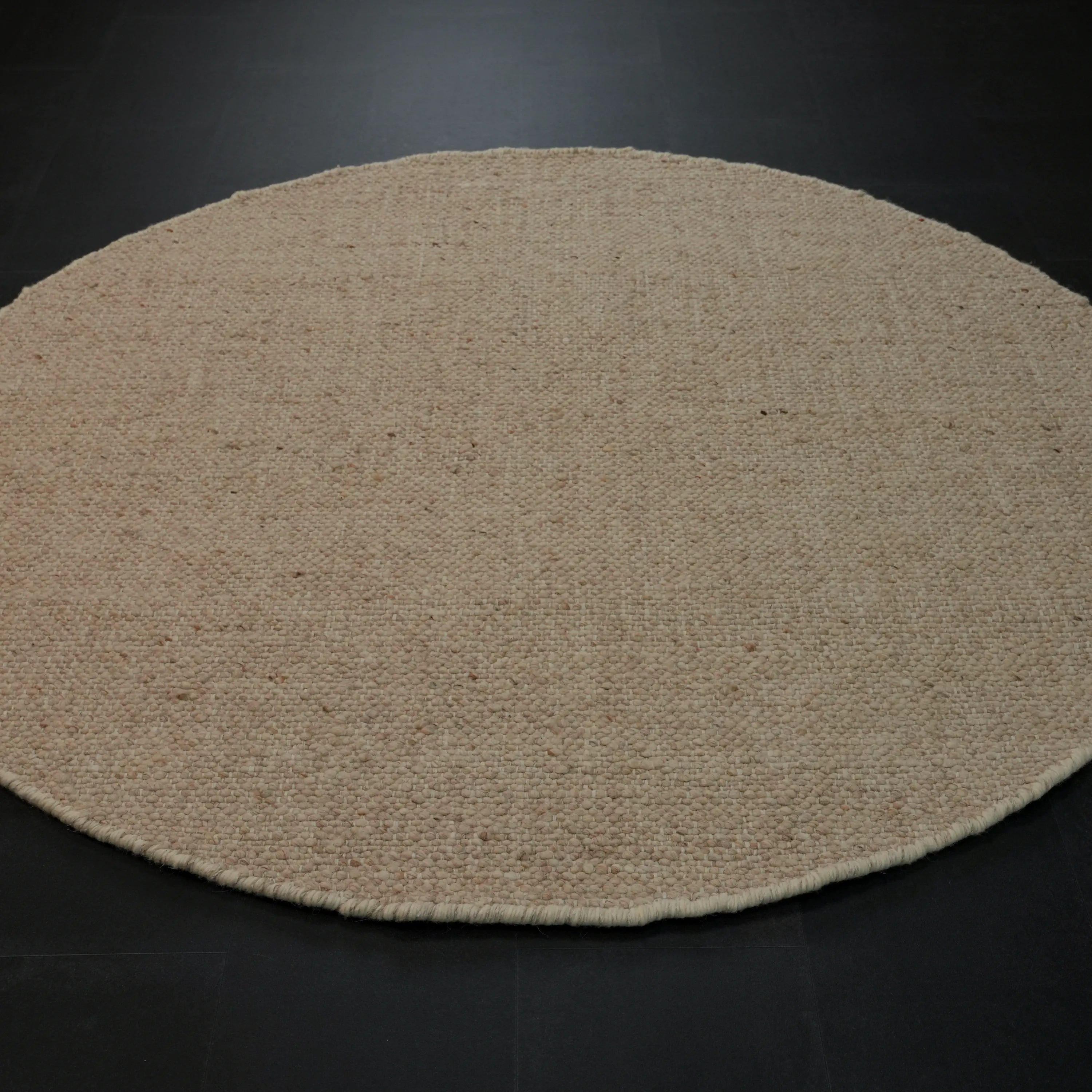 El Dokuma Sade Desenli Bej Yuvarlak Yün Halı