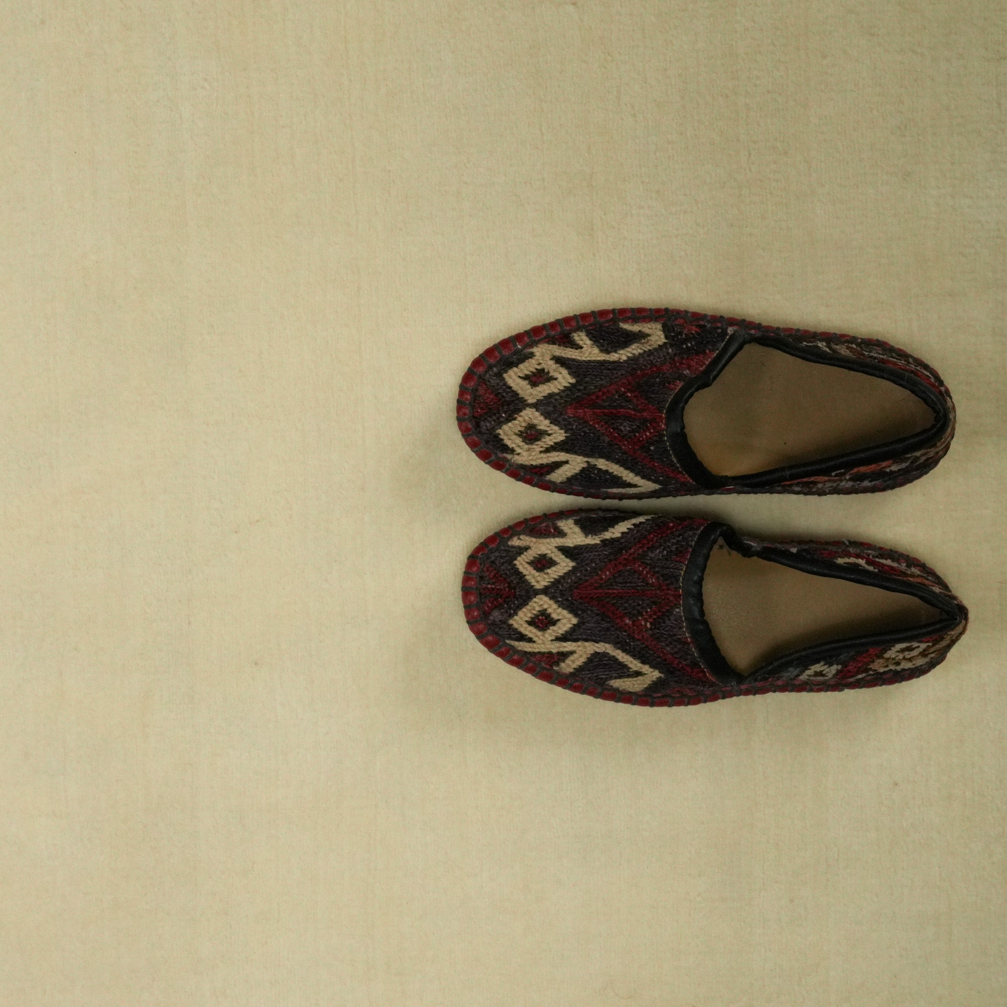 Hand Woven Plain Patterned White Carpet