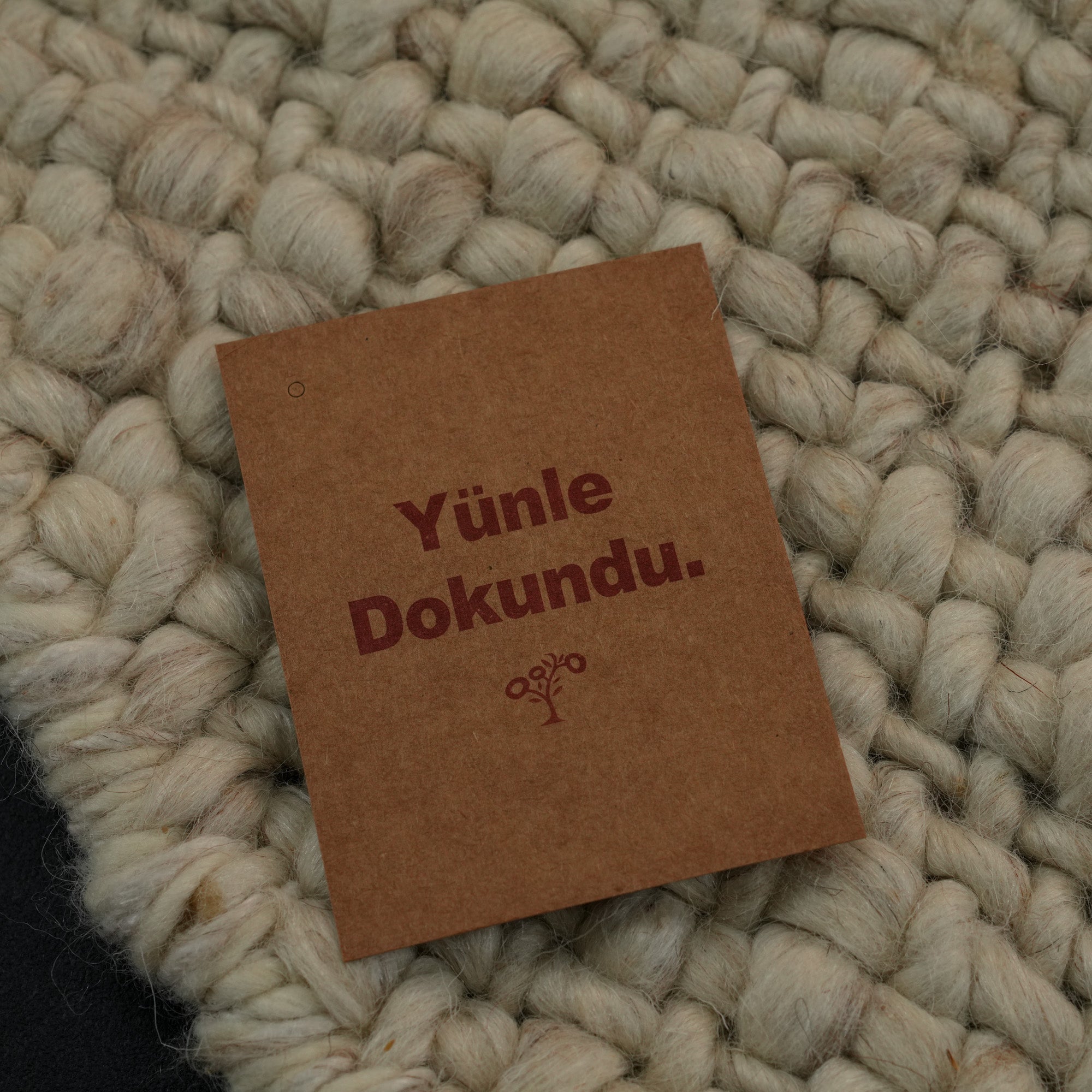 Handwoven Plain Pattern White Round Wool Rug