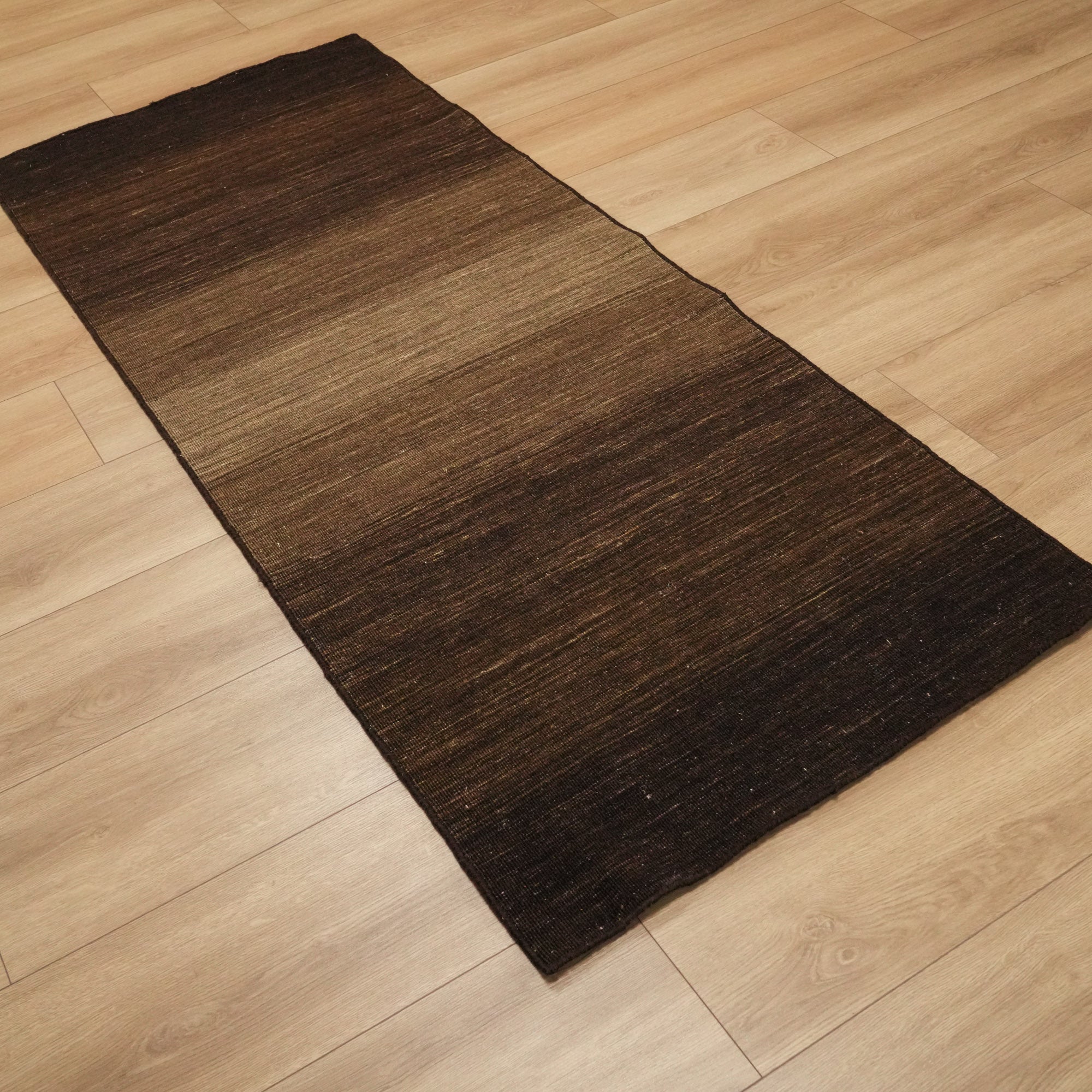 El Dokuma Sade Desenli Kahverengi Yün Kilim