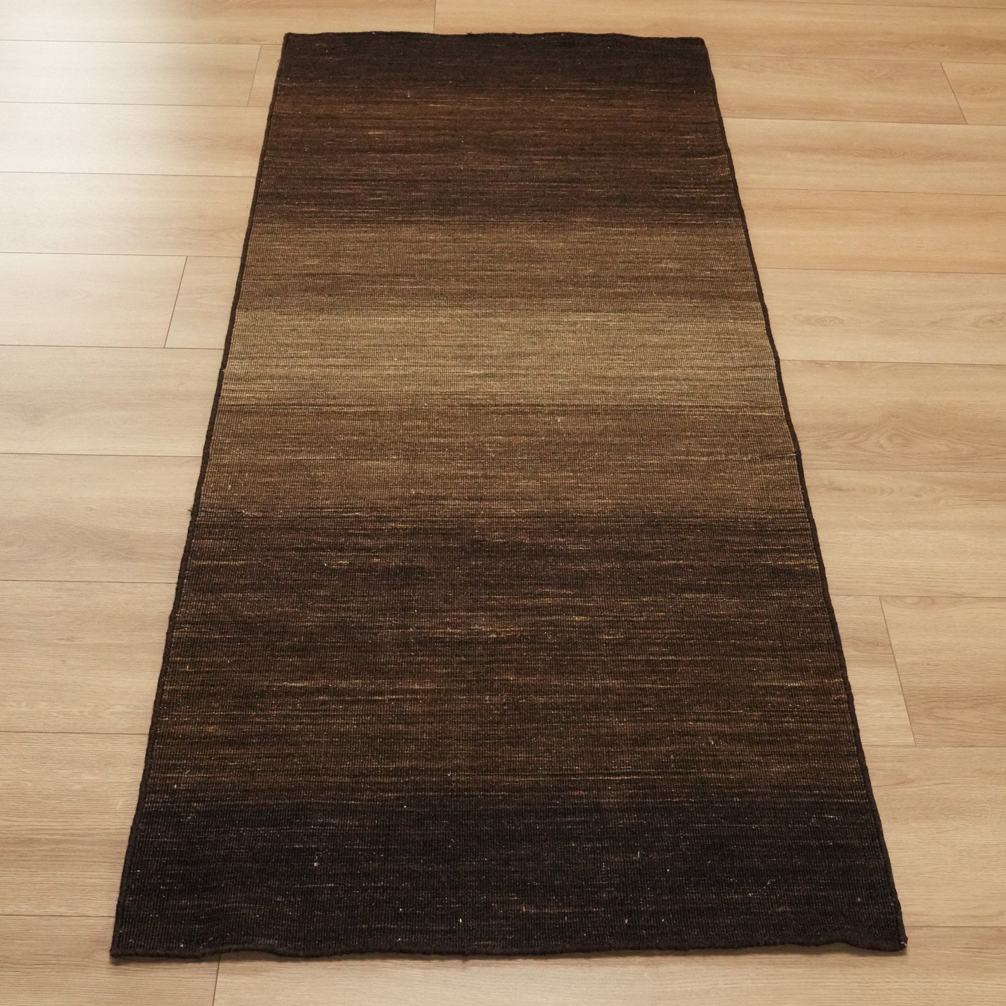 El Dokuma Sade Desenli Kahverengi Yün Kilim