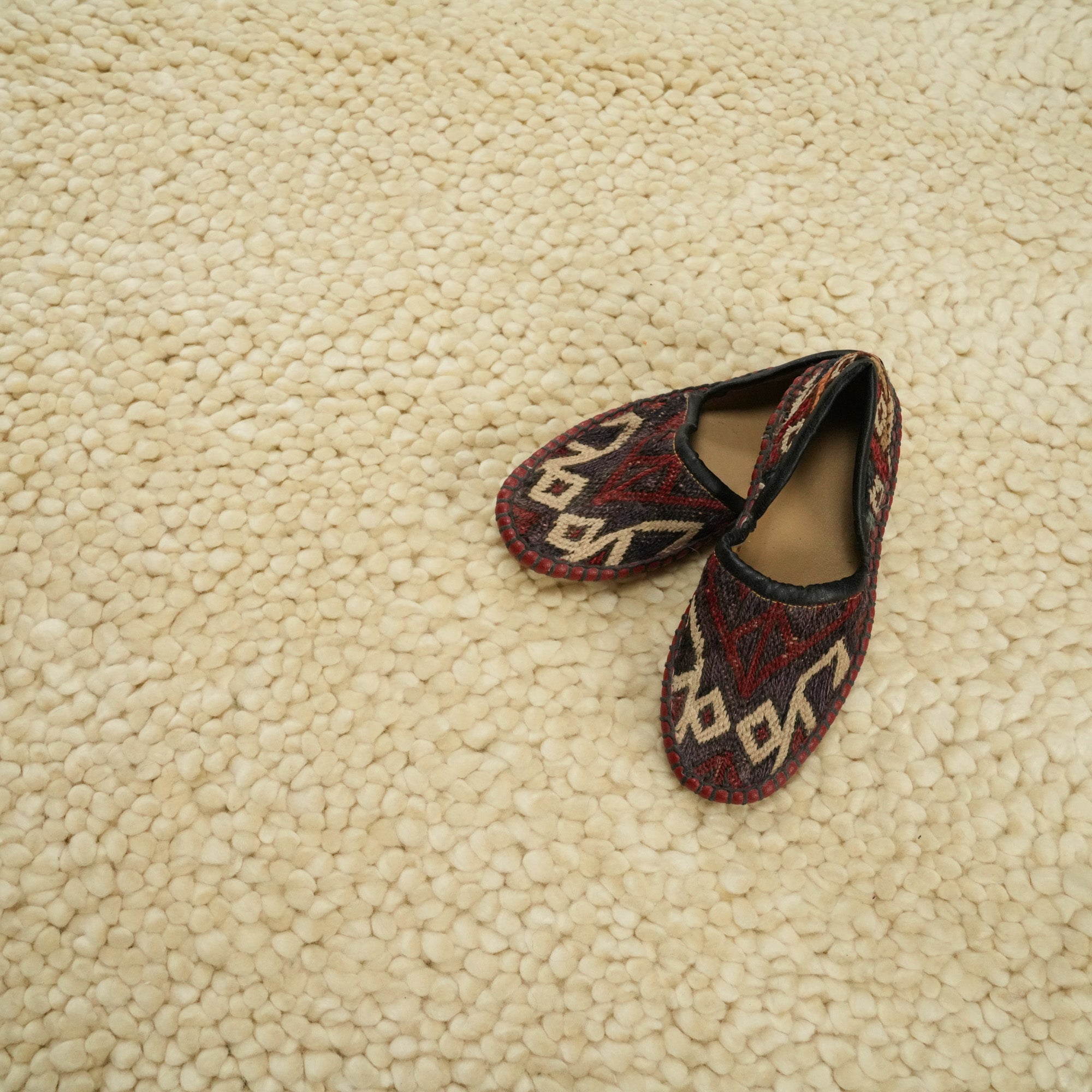 Hand Woven Plain Patterned Cream Wool Carpet