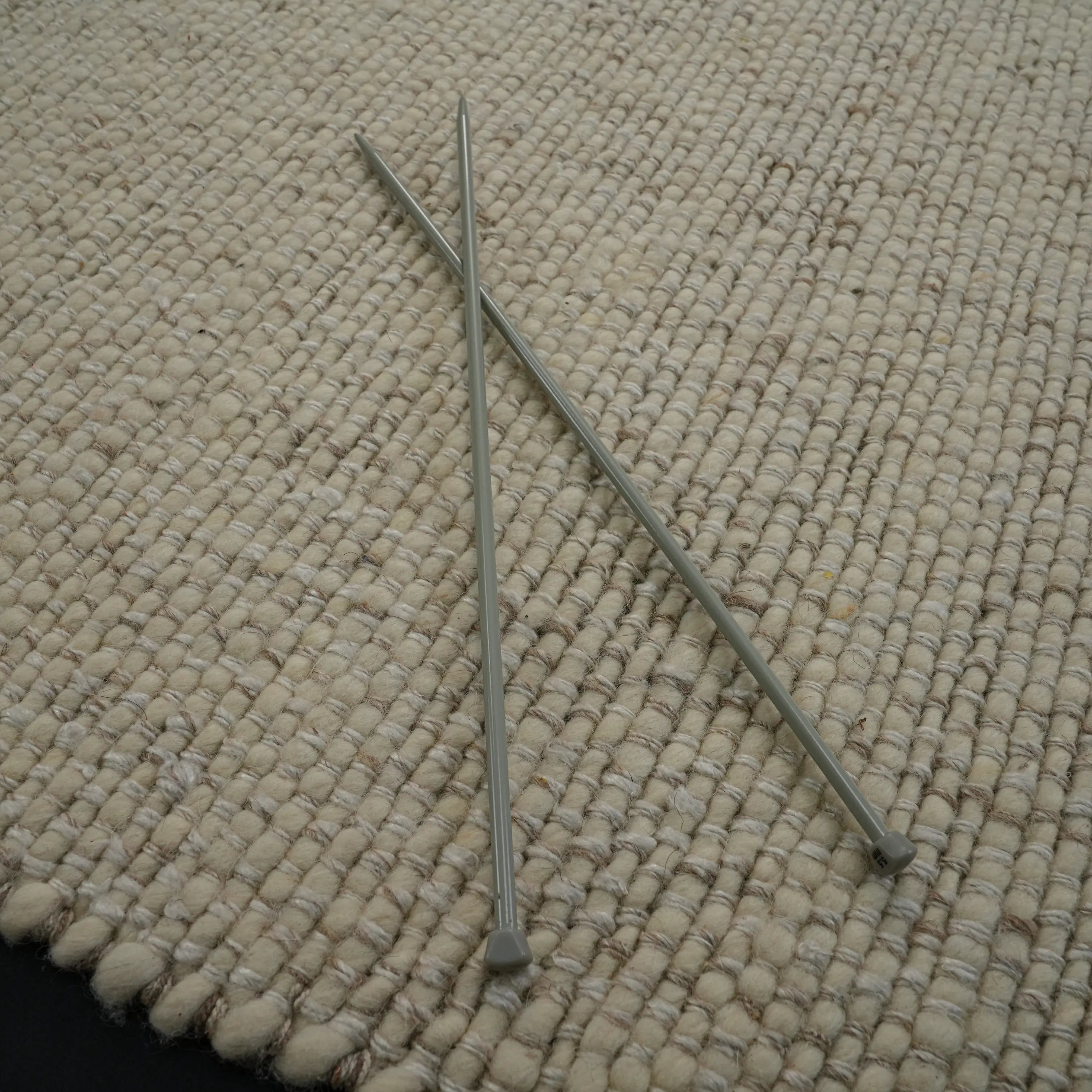 El Dokuma Sade Desenli Krem Yün Halı