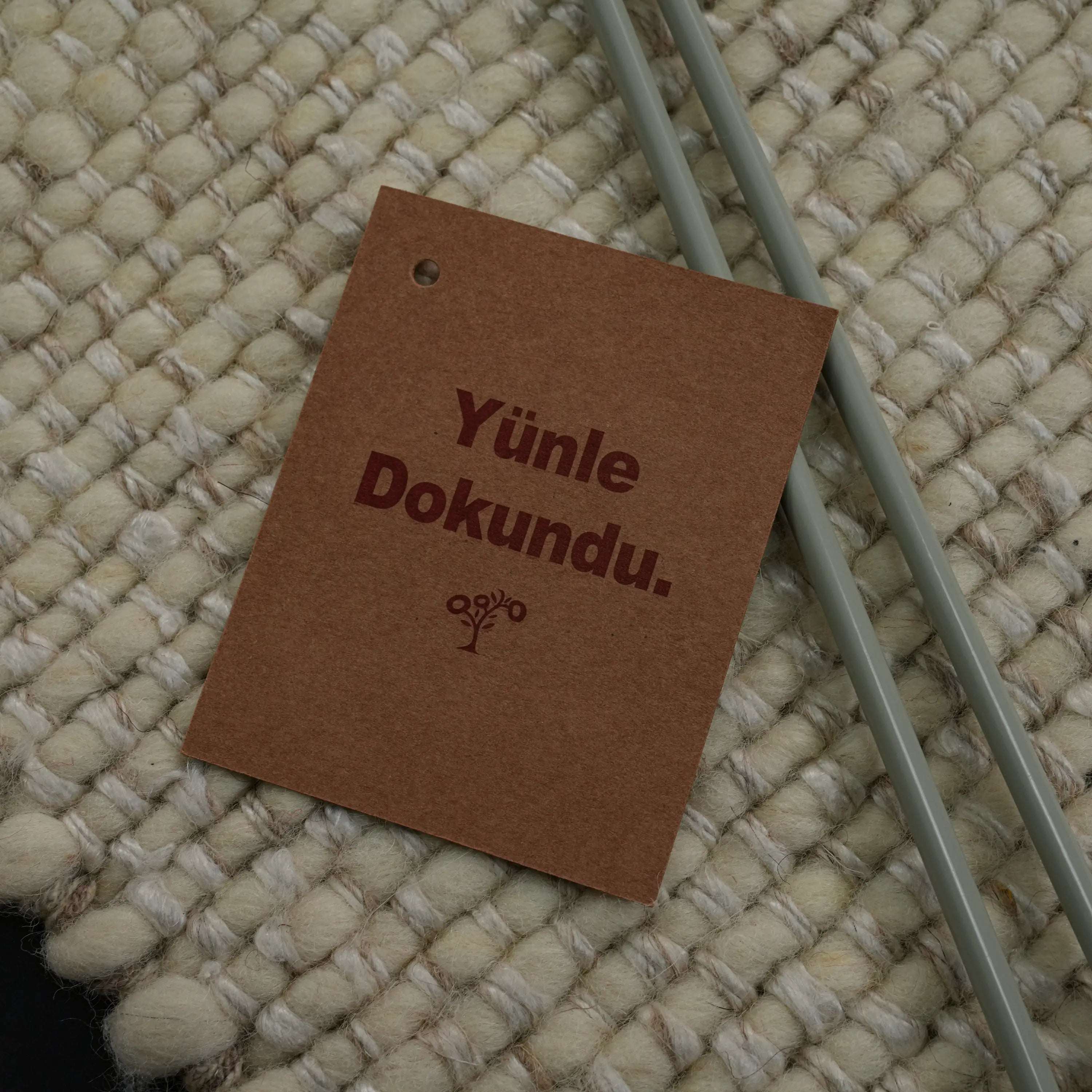 El Dokuma Sade Desenli Krem Yün Halı