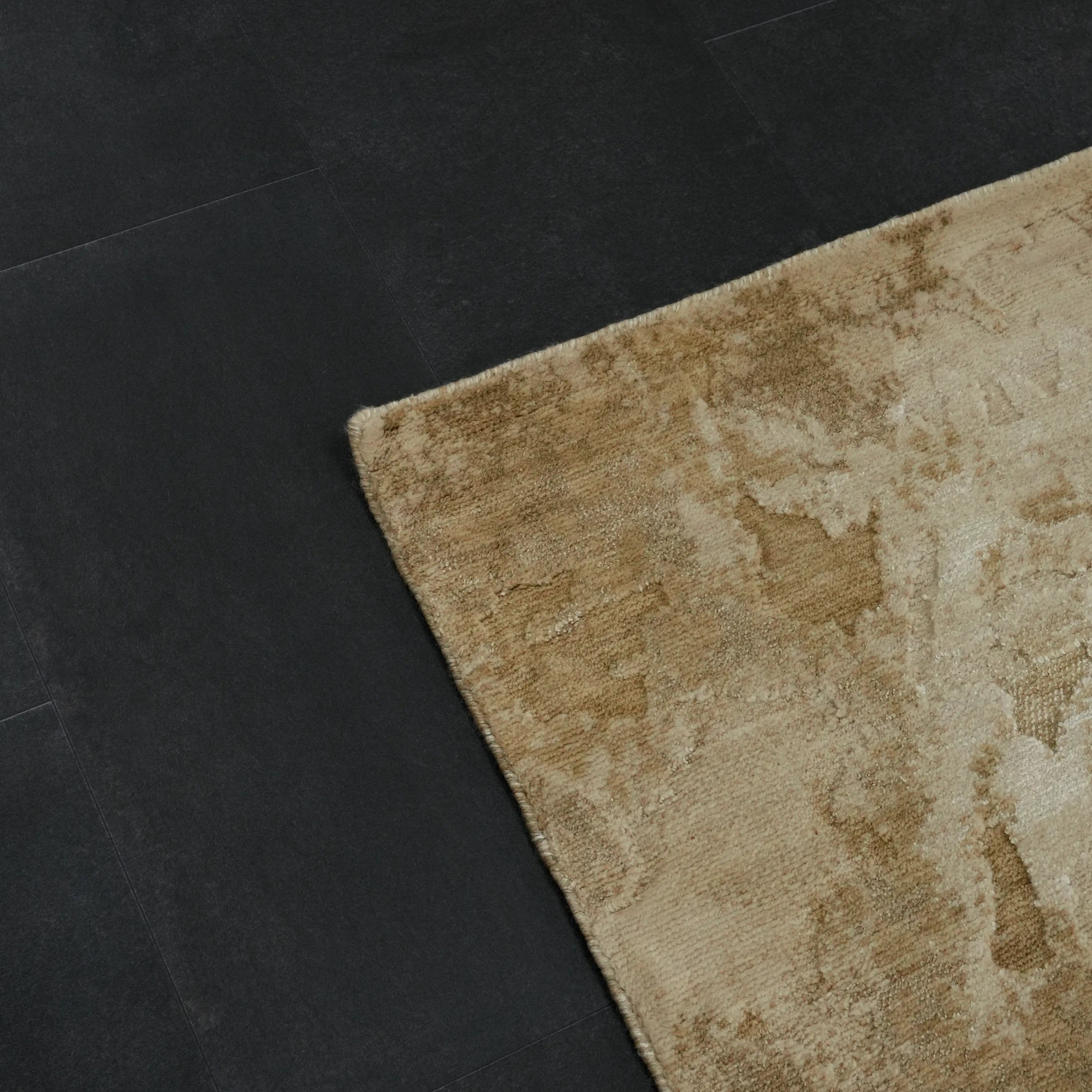 Soyut Desenli Bej Yün Tezgah Dokuma Halı