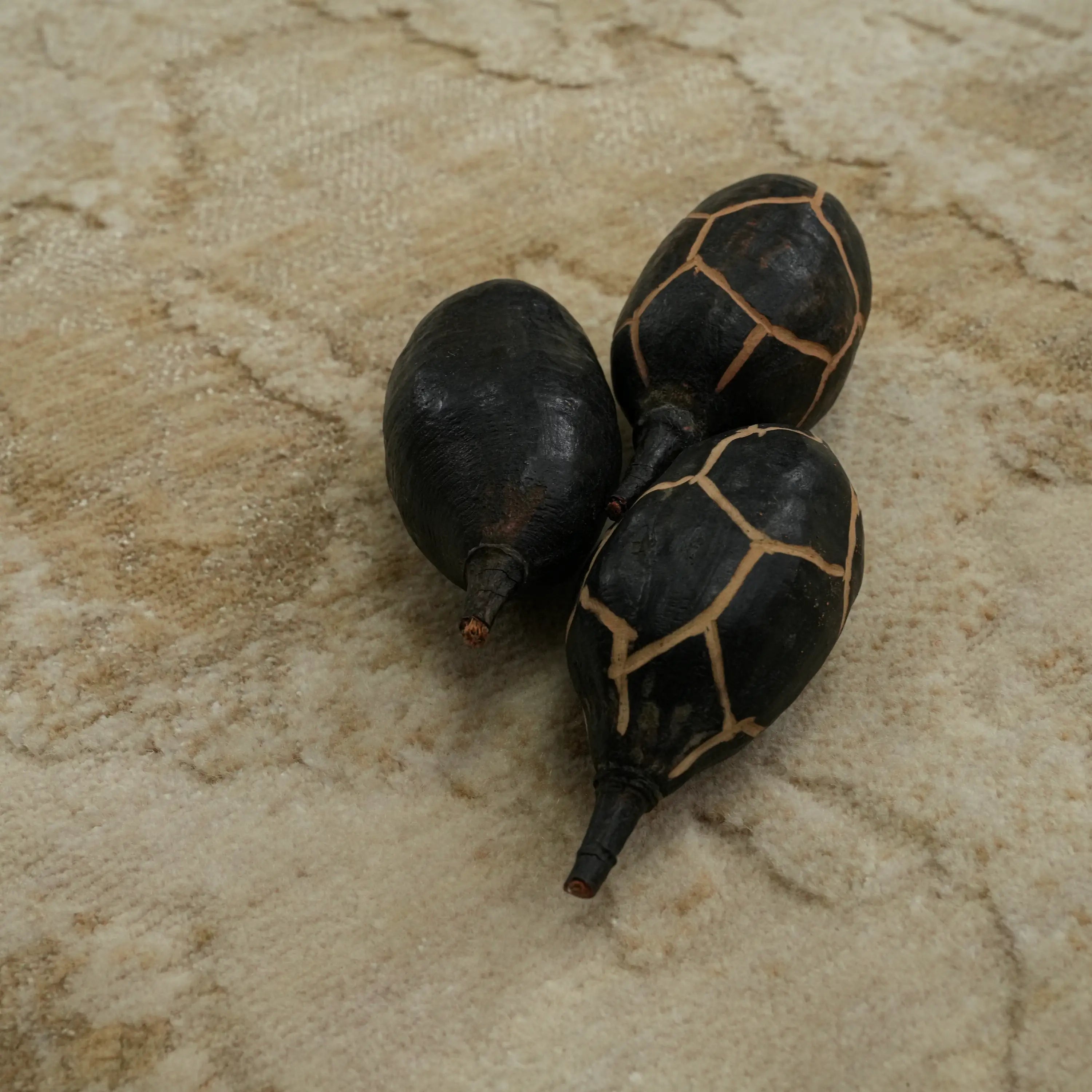 Soyut Desenli Bej Yün Tezgah Dokuma Halı