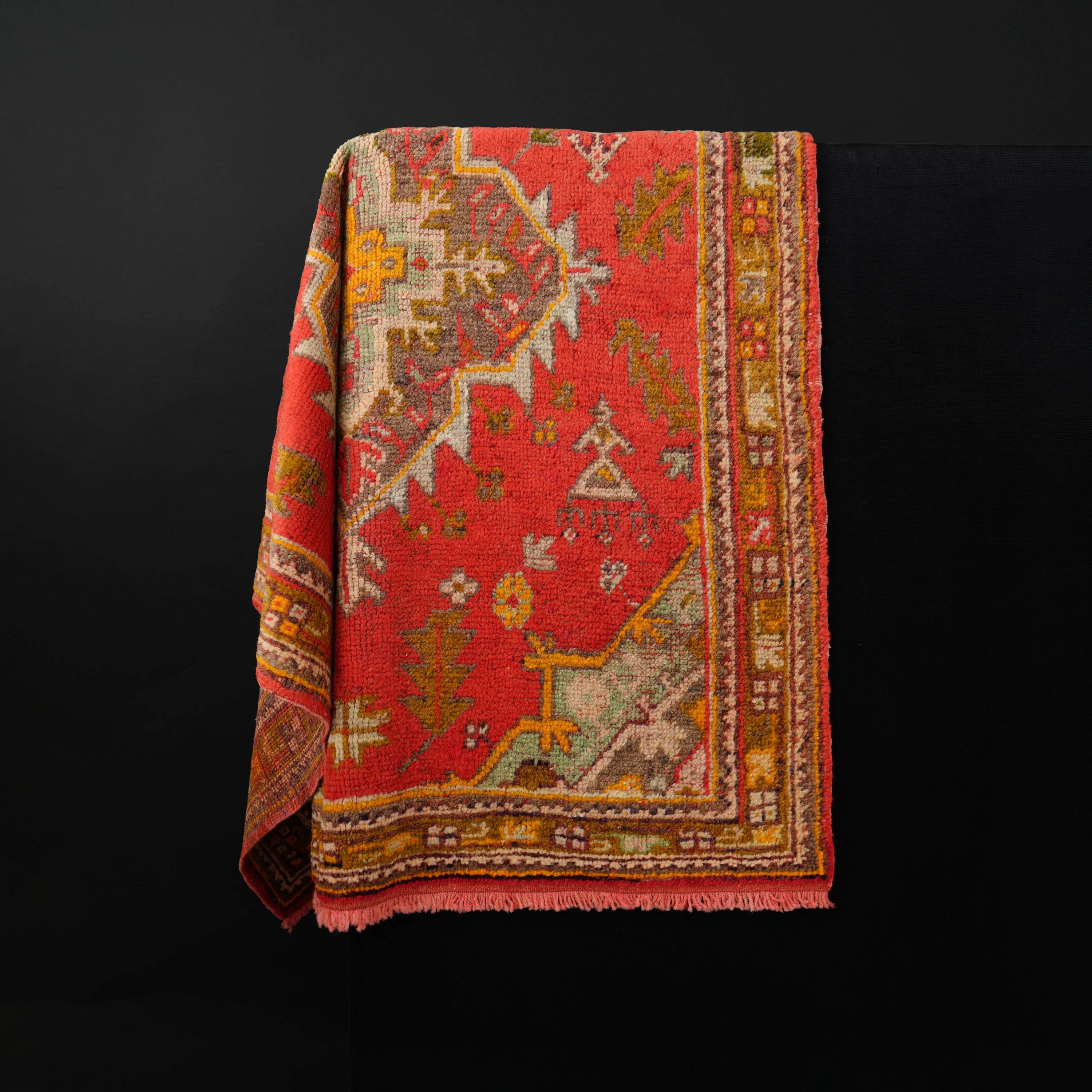 El Dokuma Uşak Desenli Kırmızı Kök Boyalı 130 Yaş Yün Halı