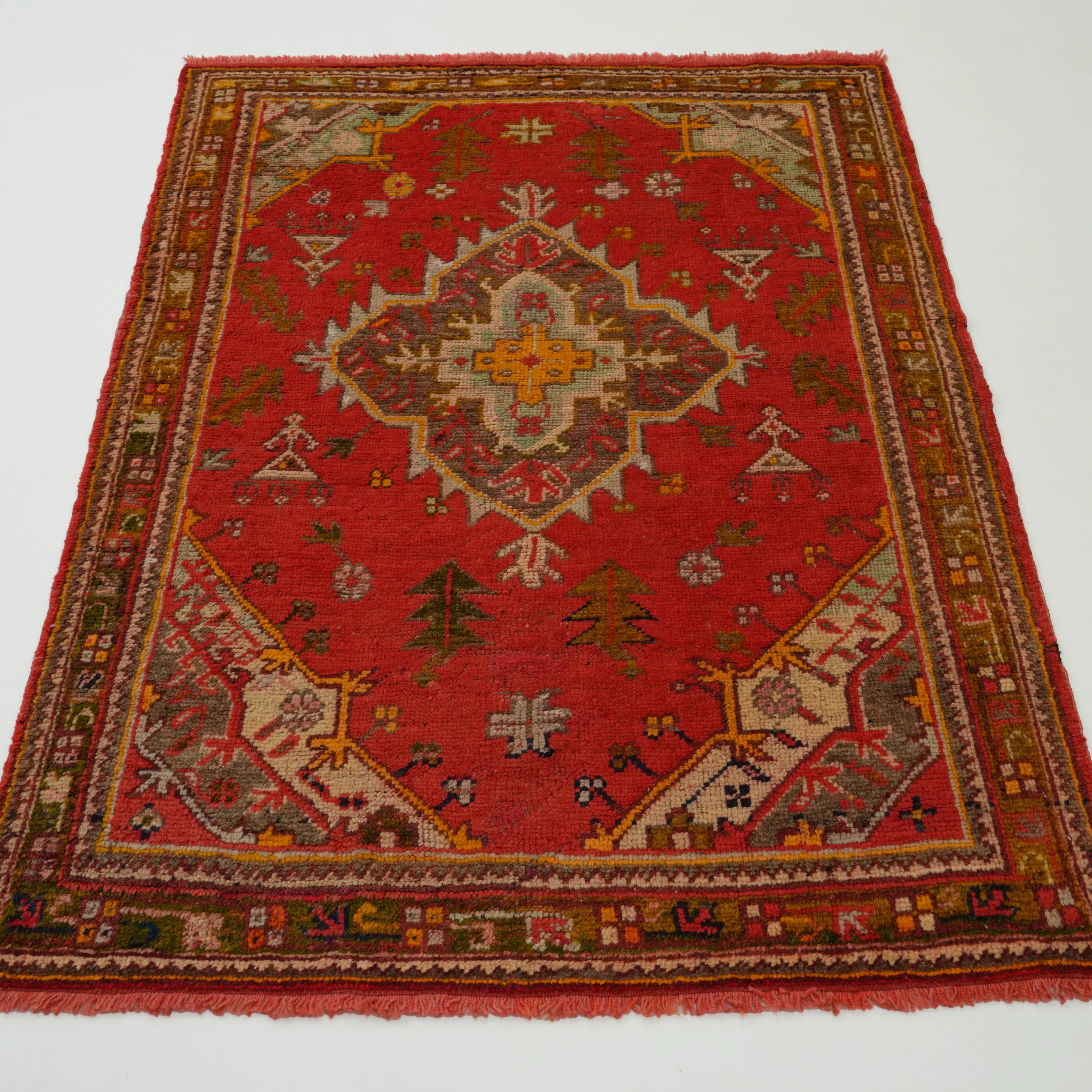 El Dokuma Uşak Desenli Kırmızı Kök Boyalı 130 Yaş Yün Halı