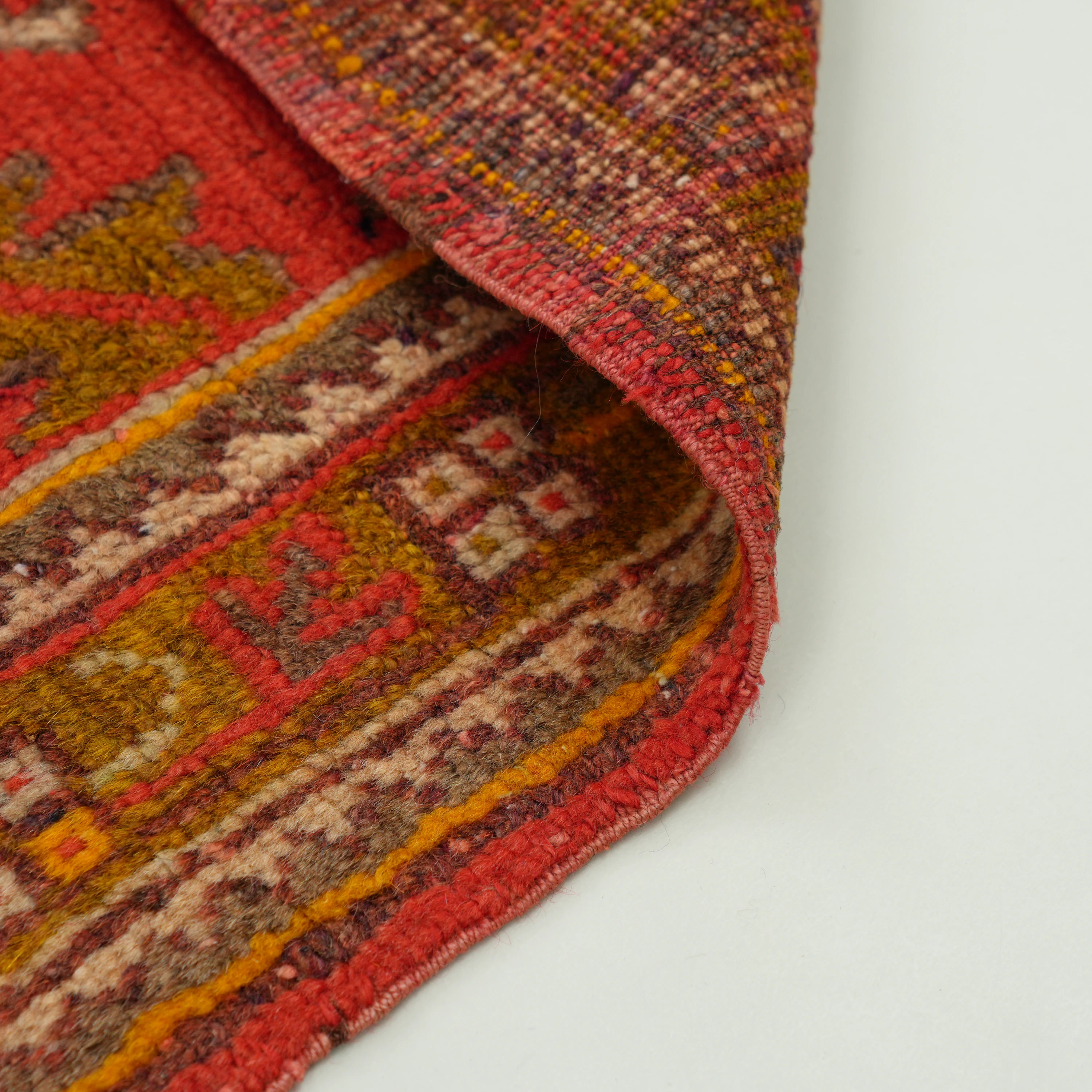 El Dokuma Uşak Desenli Kırmızı Kök Boyalı 130 Yaş Yün Halı