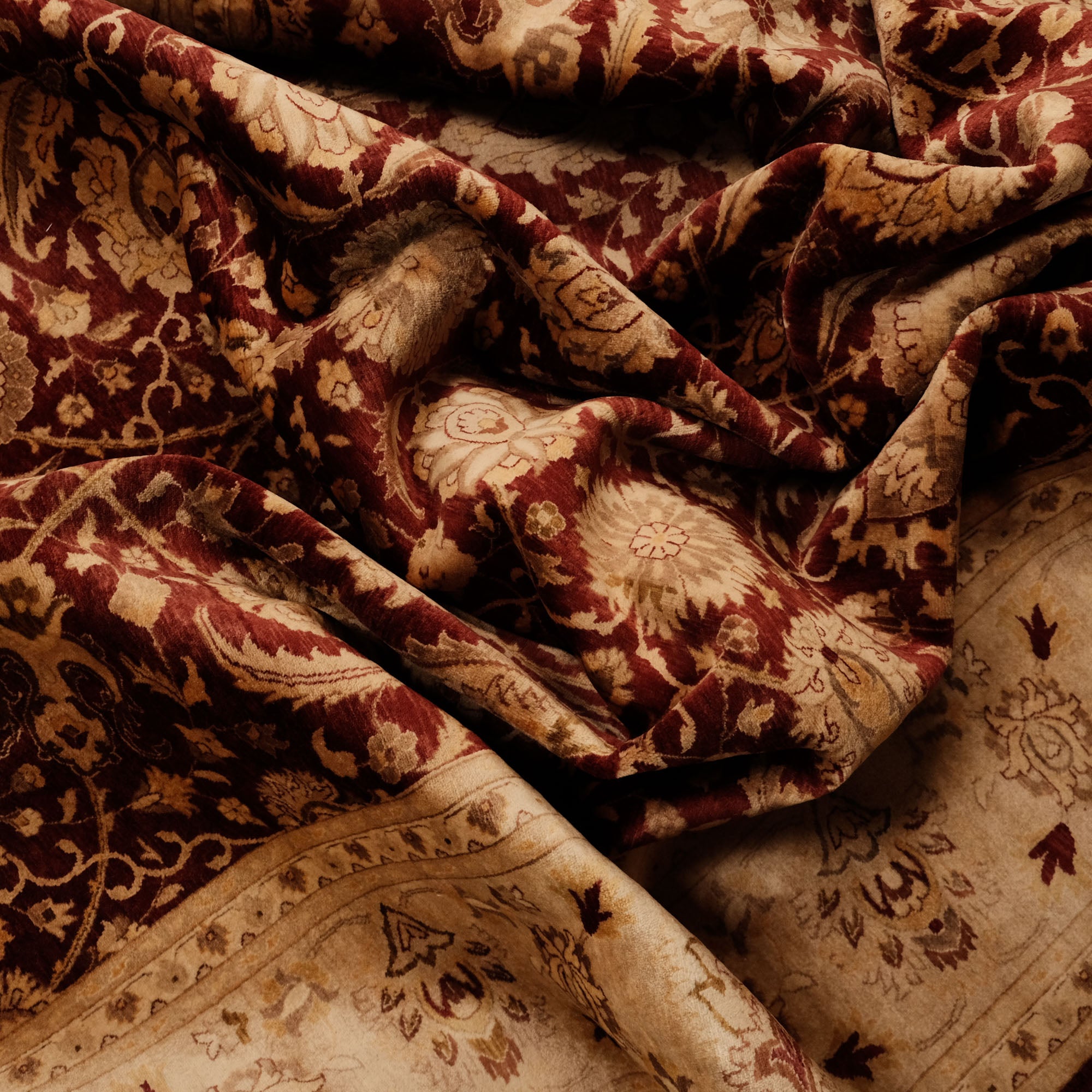 El Dokuma Uşak Desenli Klasik Bordo Halı