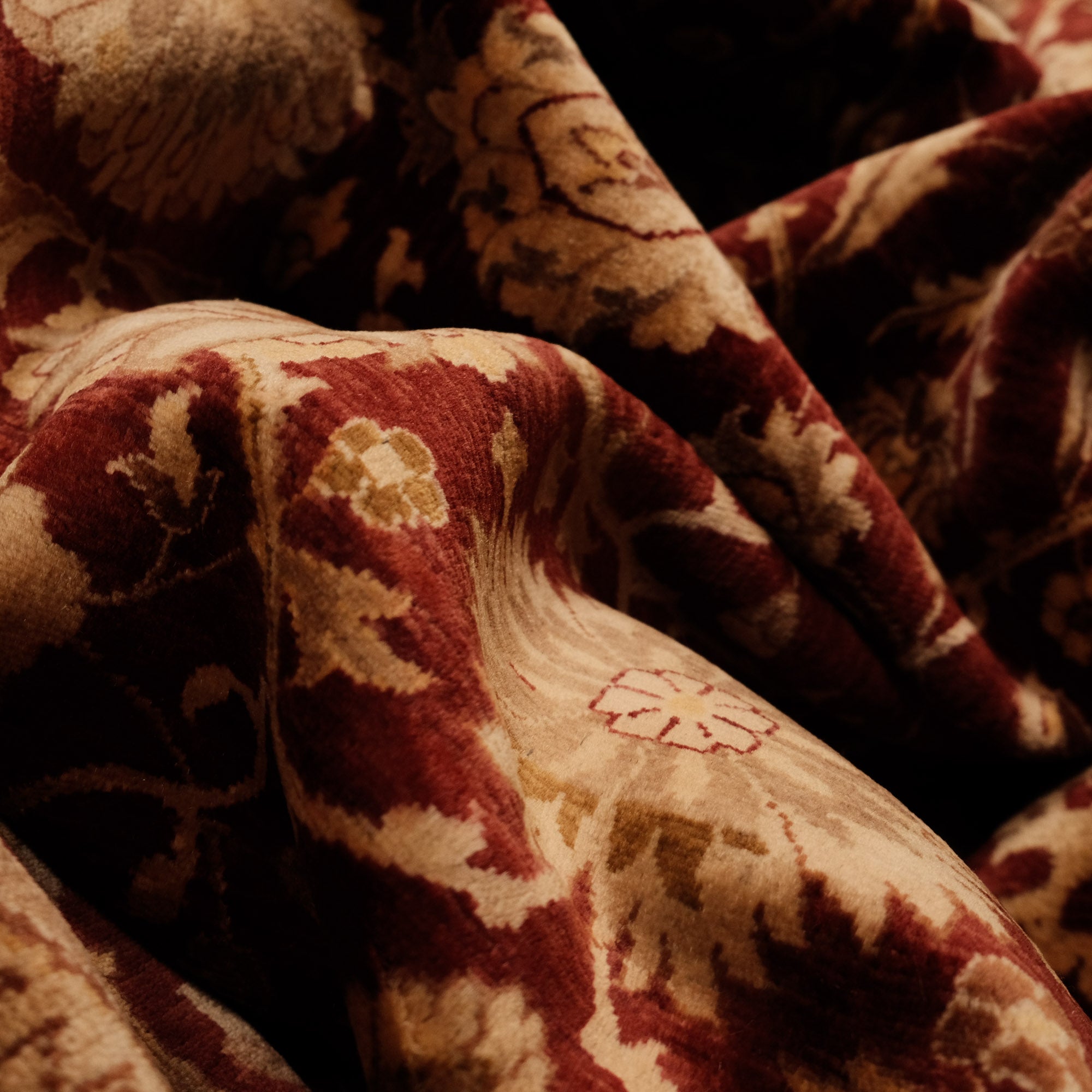 El Dokuma Uşak Desenli Klasik Bordo Halı