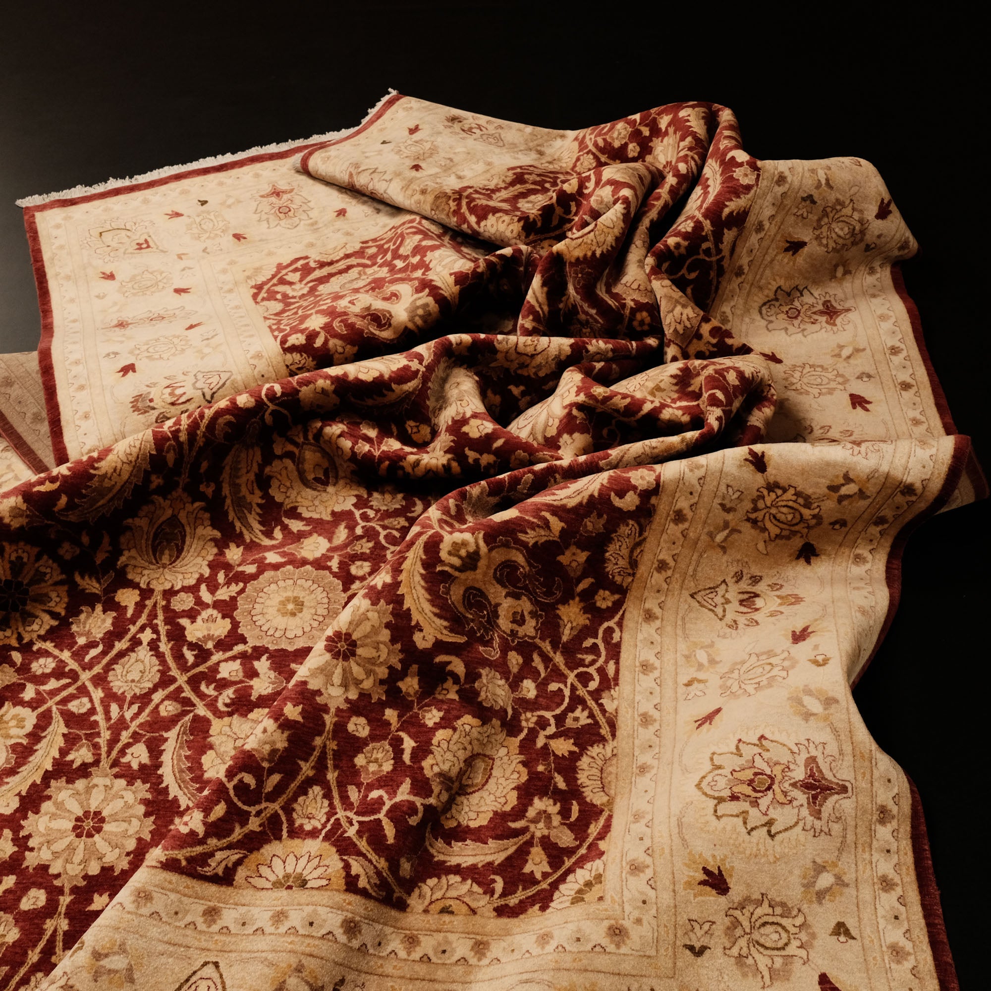 El Dokuma Uşak Desenli Klasik Bordo Halı