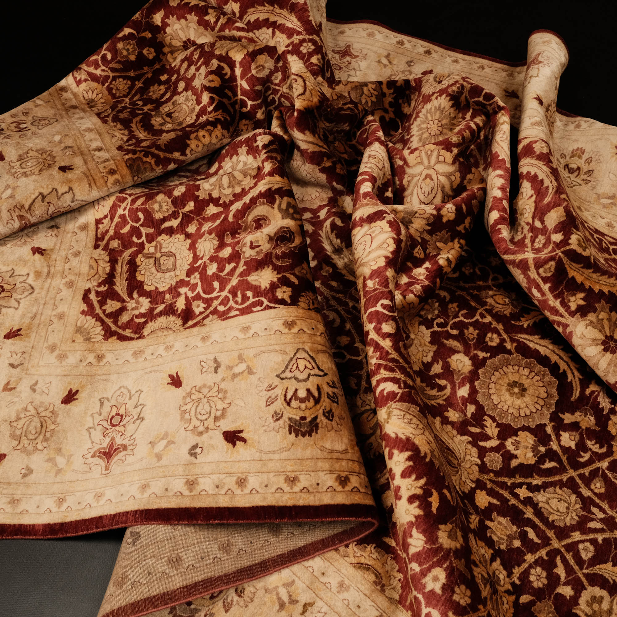 El Dokuma Uşak Desenli Klasik Bordo Halı