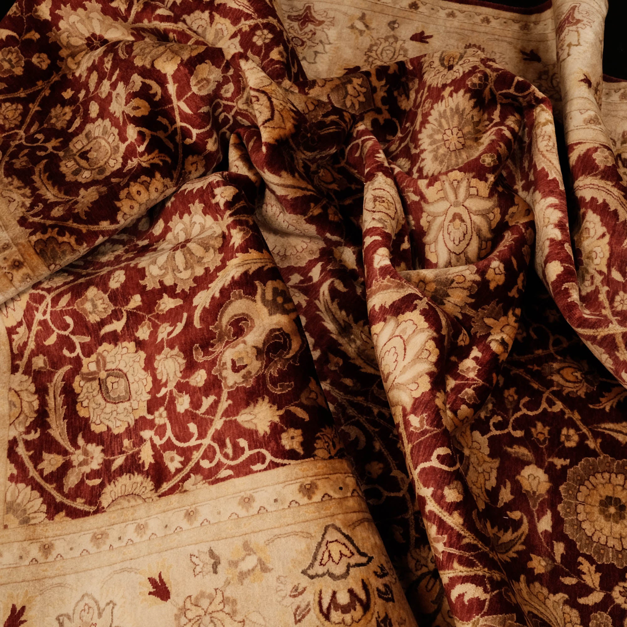 El Dokuma Uşak Desenli Klasik Bordo Halı