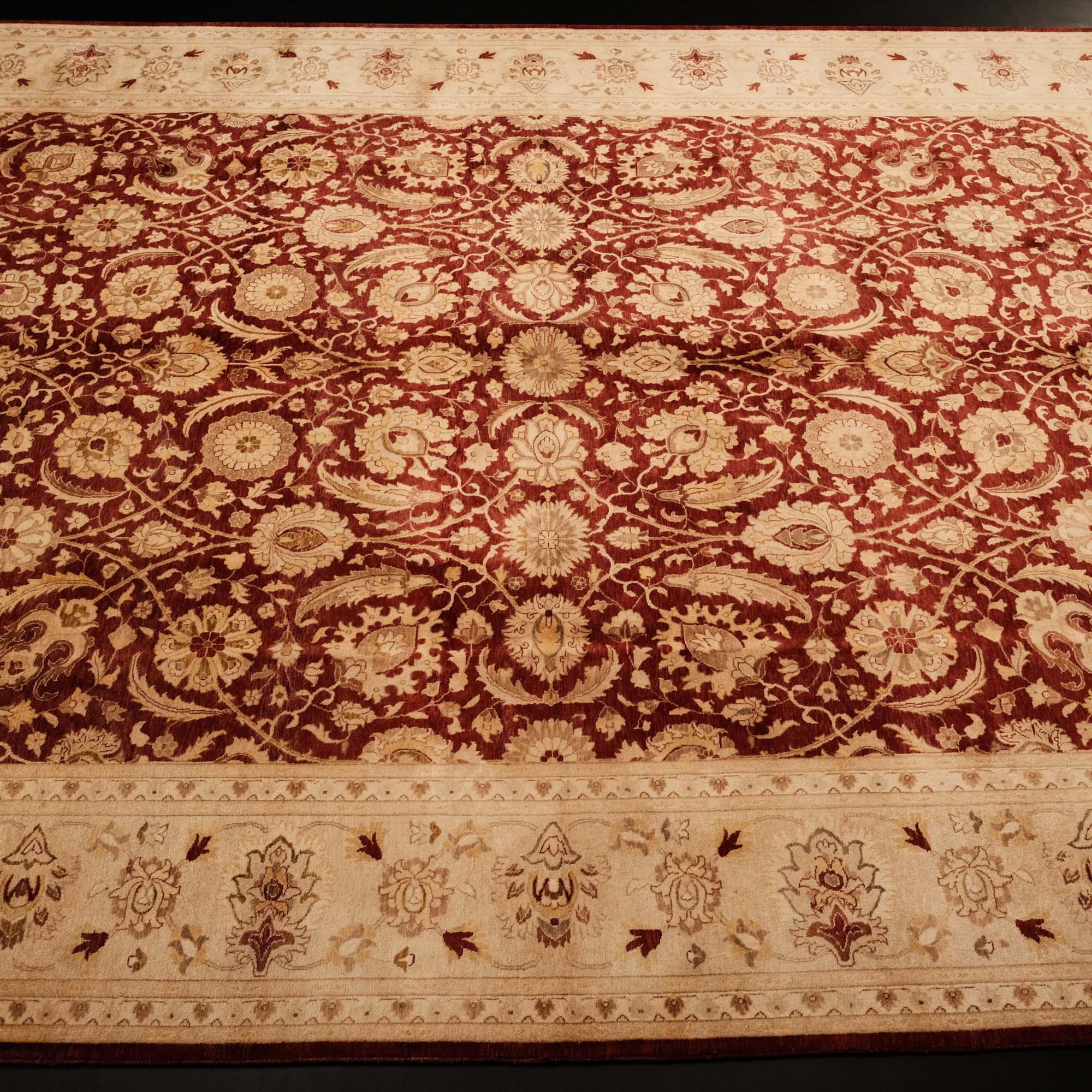 El Dokuma Uşak Desenli Klasik Bordo Halı