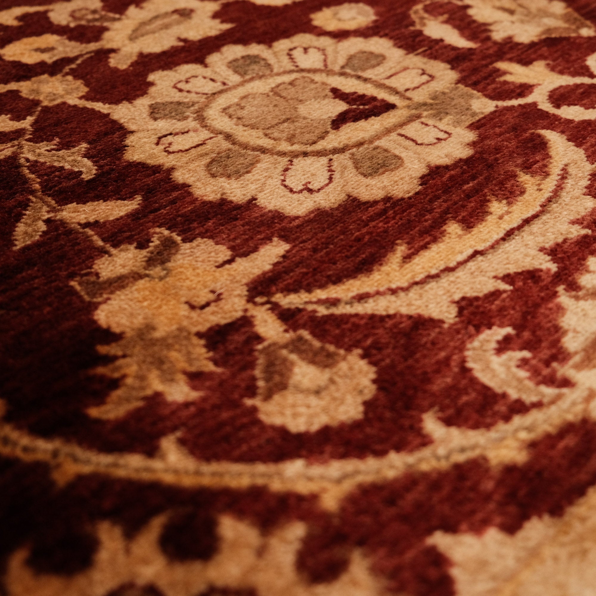 El Dokuma Uşak Desenli Klasik Bordo Halı