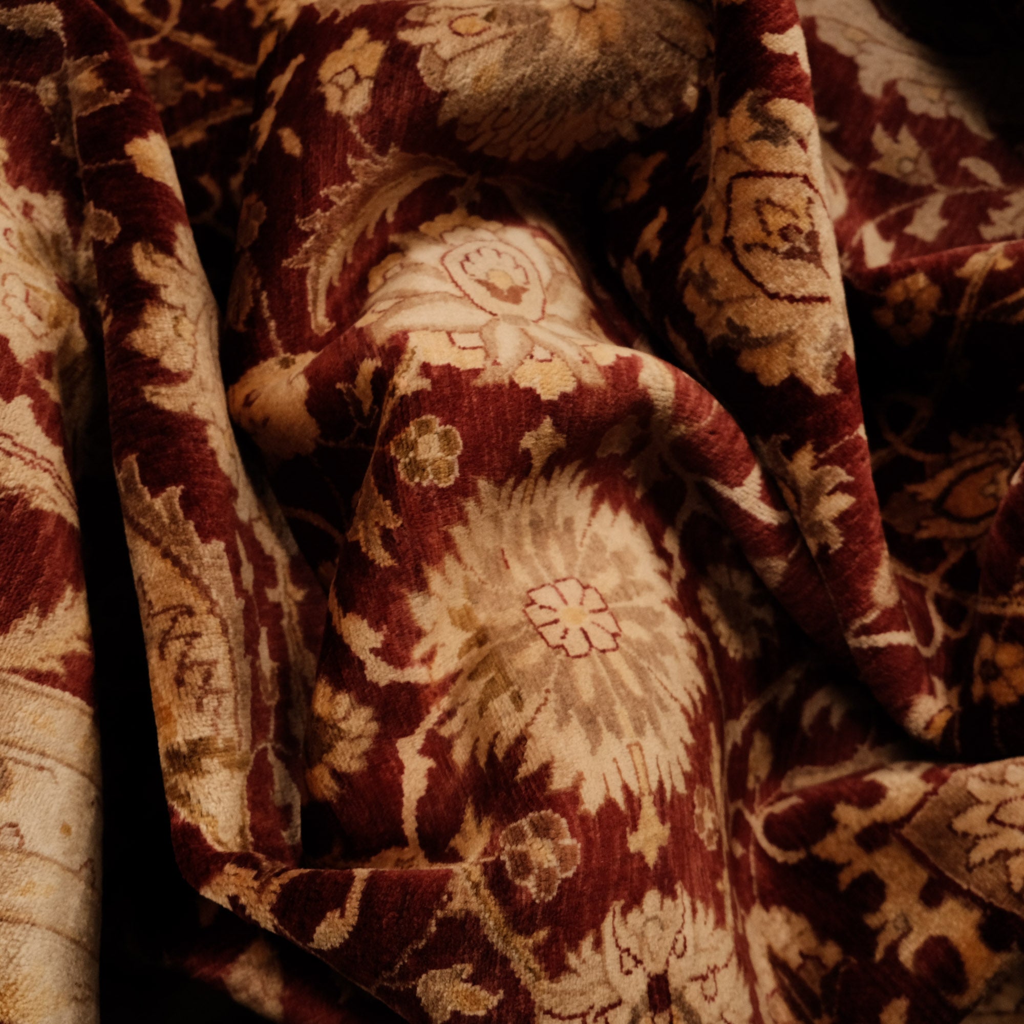 El Dokuma Uşak Desenli Klasik Bordo Halı