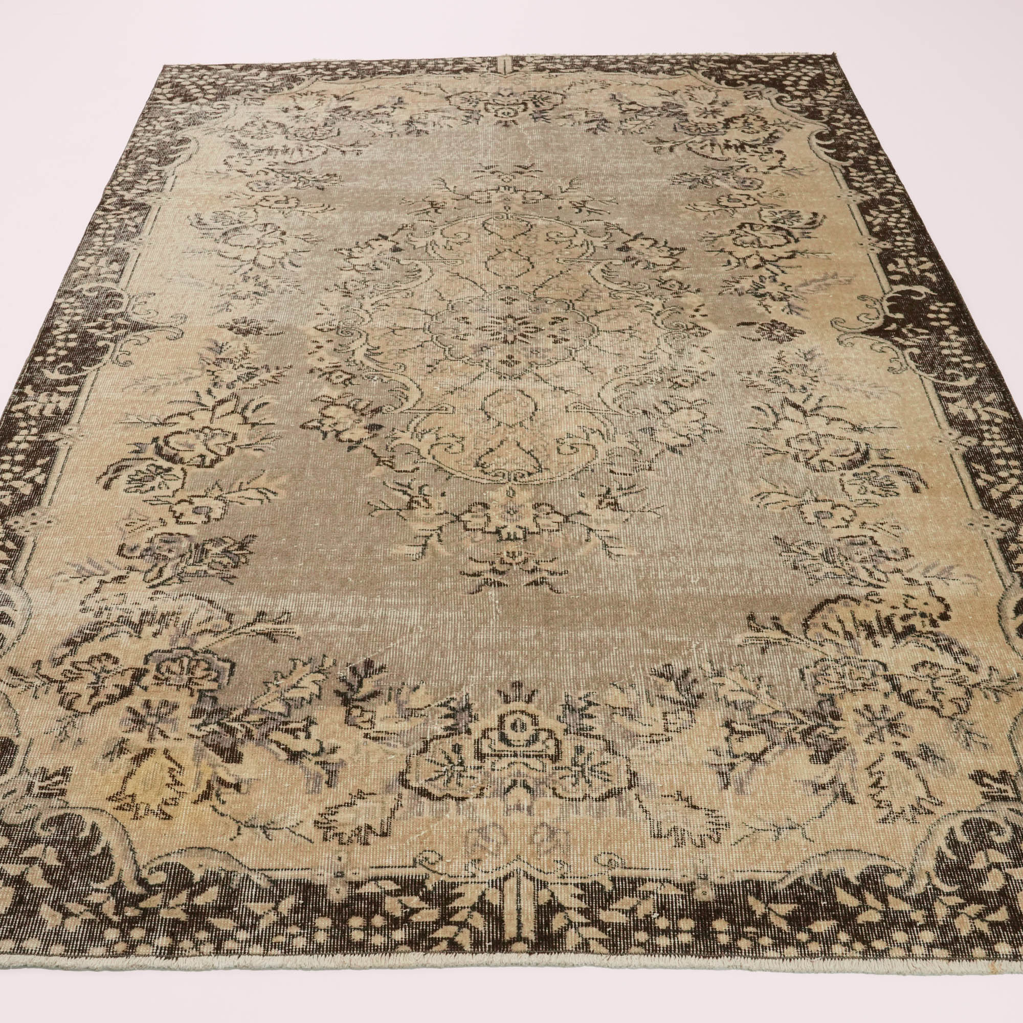 El Dokuma Vintage Desenli Kahverengi Yün Halı