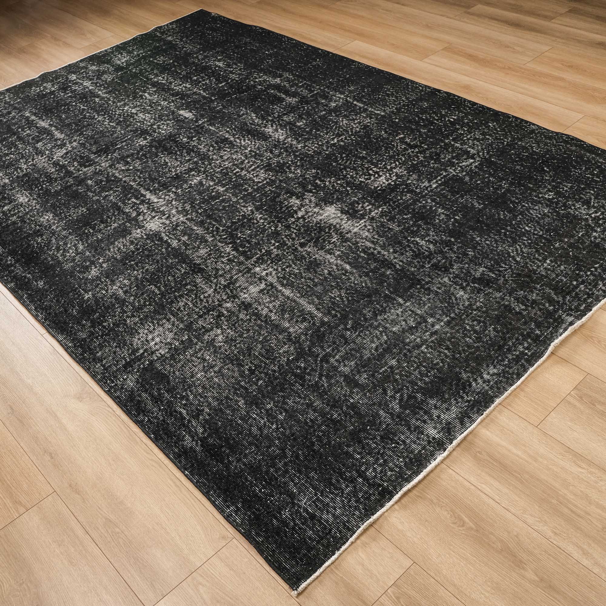 El Dokuma Vintage Desenli Siyah Yün Halı