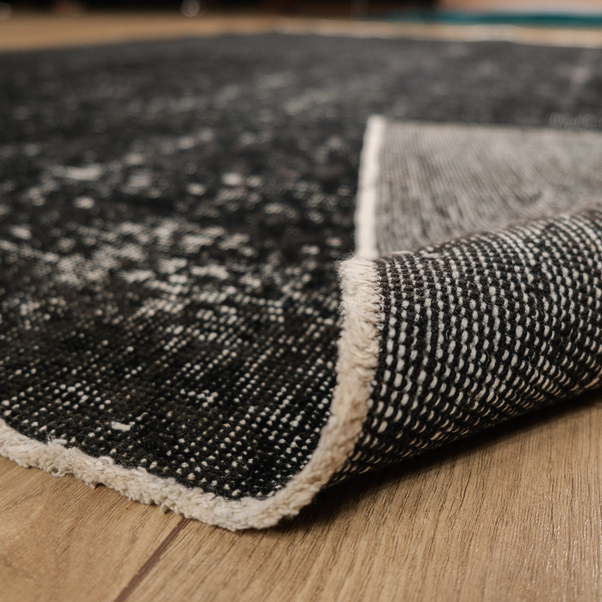 El Dokuma Vintage Desenli Siyah Yün Halı