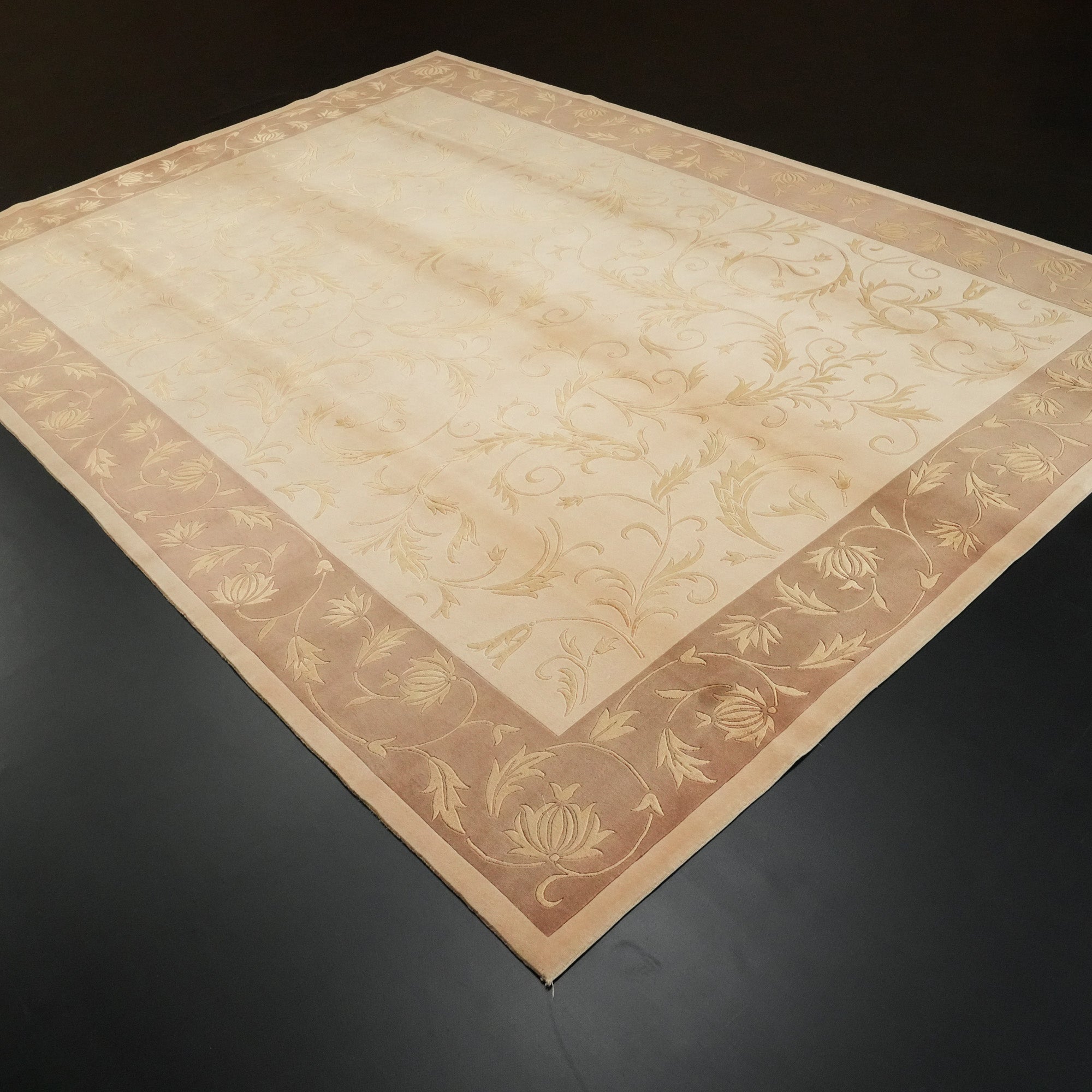 El Dokuma Vizon Çerçeve Desenli Yün Klasik Halı